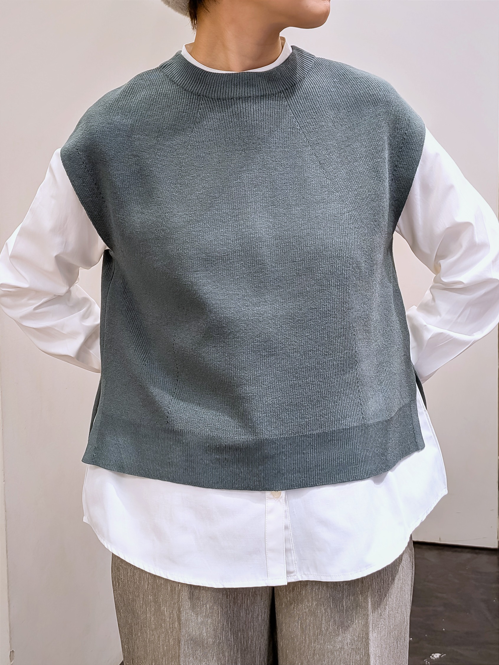 やまちゃんさんの「grove｜【2点セット/時短・着回し】着るだけでコーデが完成 ニットベスト&times;シャツ」を使ったコーディネート