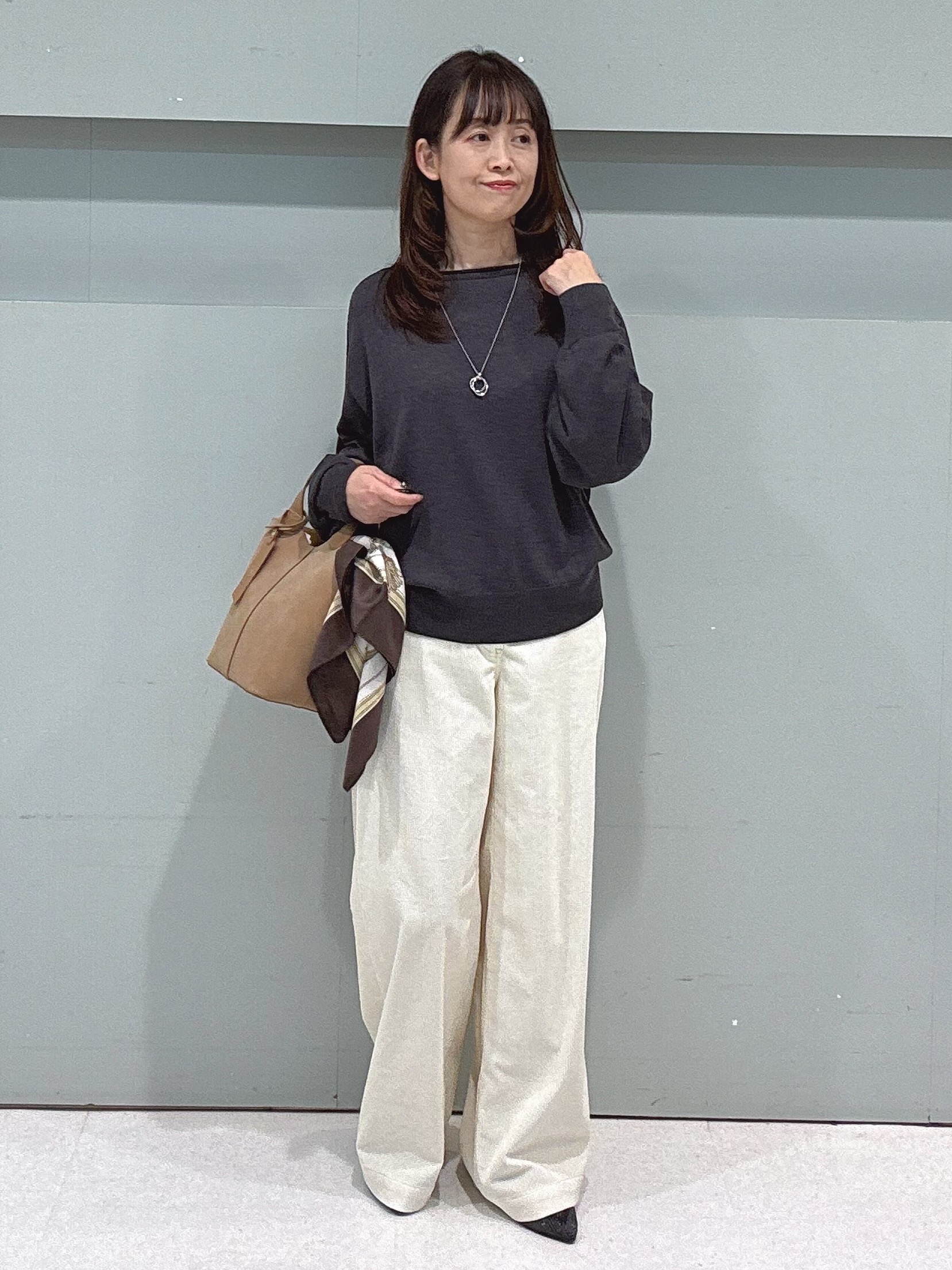 makiさんの「UNTITLED｜【大人の抜け感/8色展開】ボリュームスリーブニットプルオーバー」を使ったコーディネート