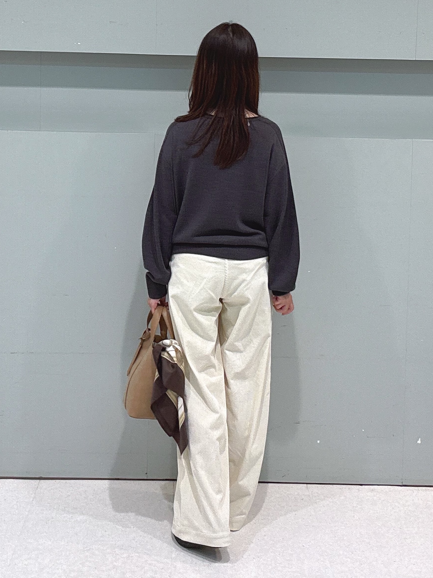 makiさんの「UNTITLED｜【大人の抜け感/8色展開】ボリュームスリーブニットプルオーバー」を使ったコーディネート