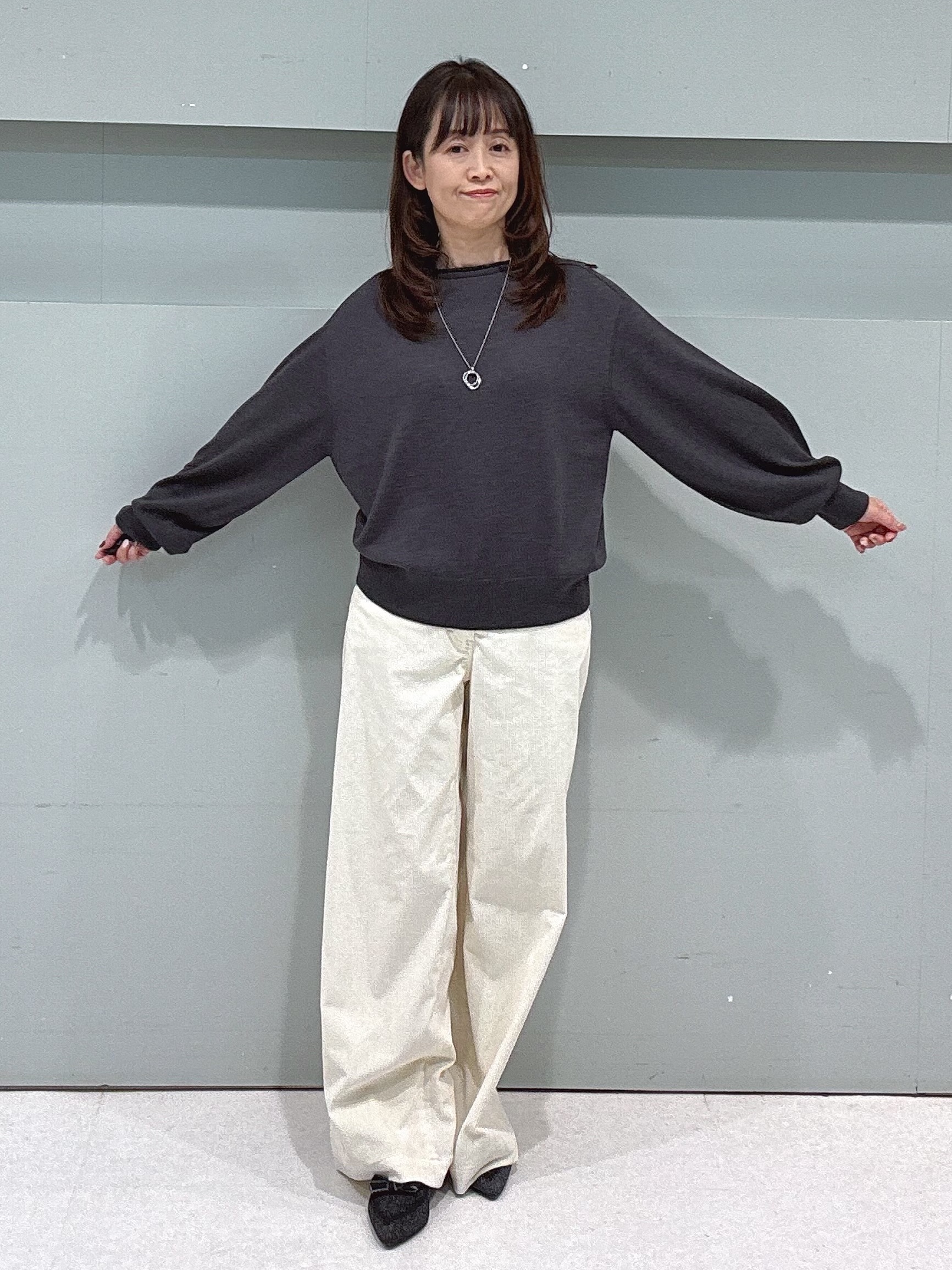 makiさんの「UNTITLED｜【大人の抜け感/8色展開】ボリュームスリーブニットプルオーバー」を使ったコーディネート