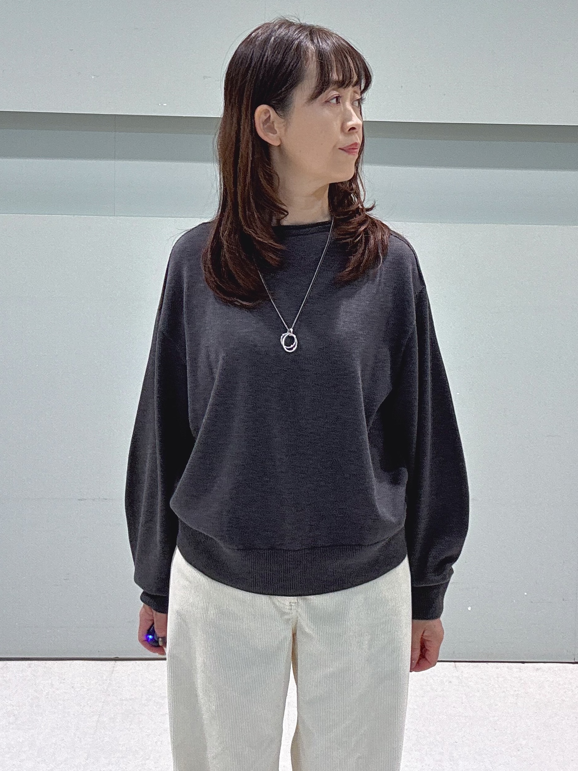 makiさんの「UNTITLED｜【大人の抜け感/8色展開】ボリュームスリーブニットプルオーバー」を使ったコーディネート
