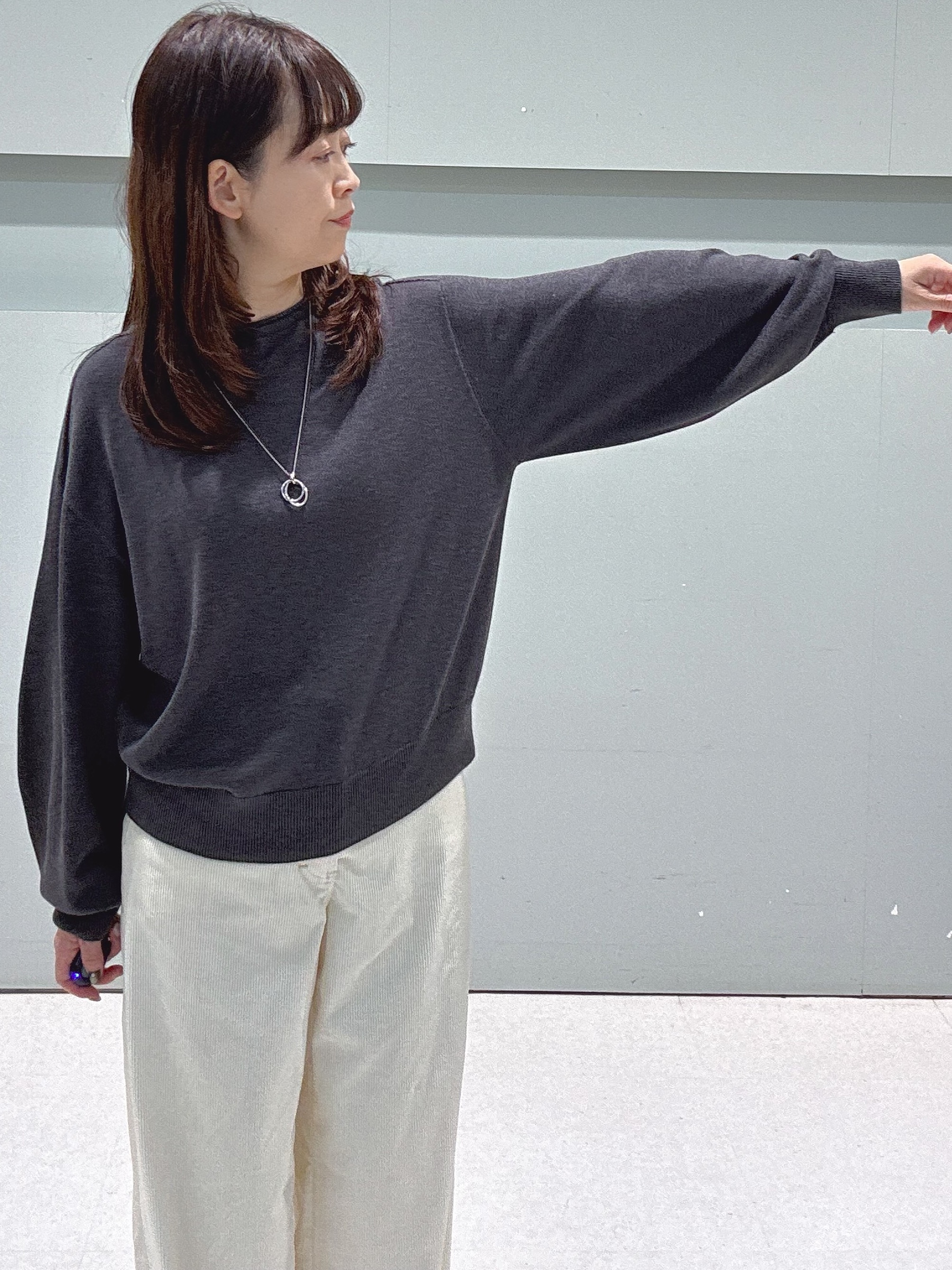 makiさんの「UNTITLED｜【大人の抜け感/8色展開】ボリュームスリーブニットプルオーバー」を使ったコーディネート