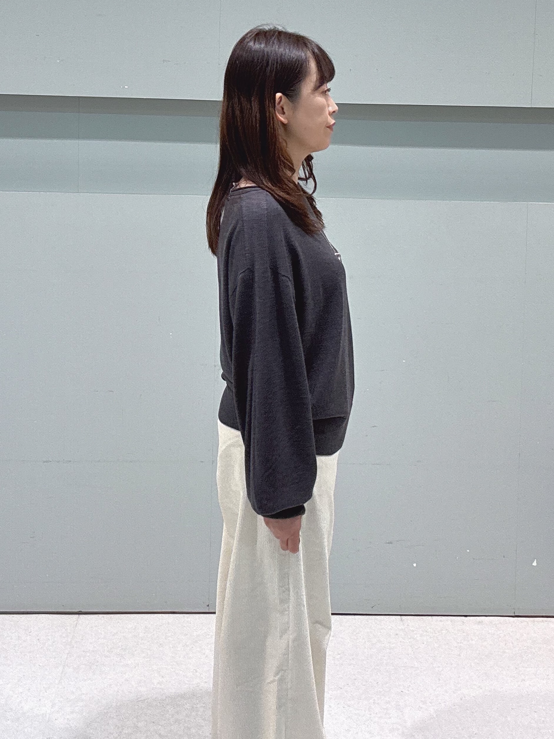 makiさんの「UNTITLED｜【大人の抜け感/8色展開】ボリュームスリーブニットプルオーバー」を使ったコーディネート