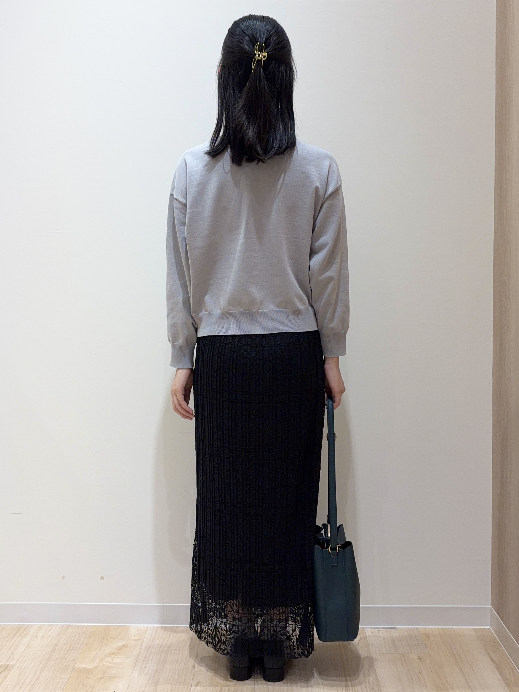 ayaneさんの「grove｜【前後2WAY】さりげなく、上品にきらめく ニットカーディガン」を使ったコーディネート