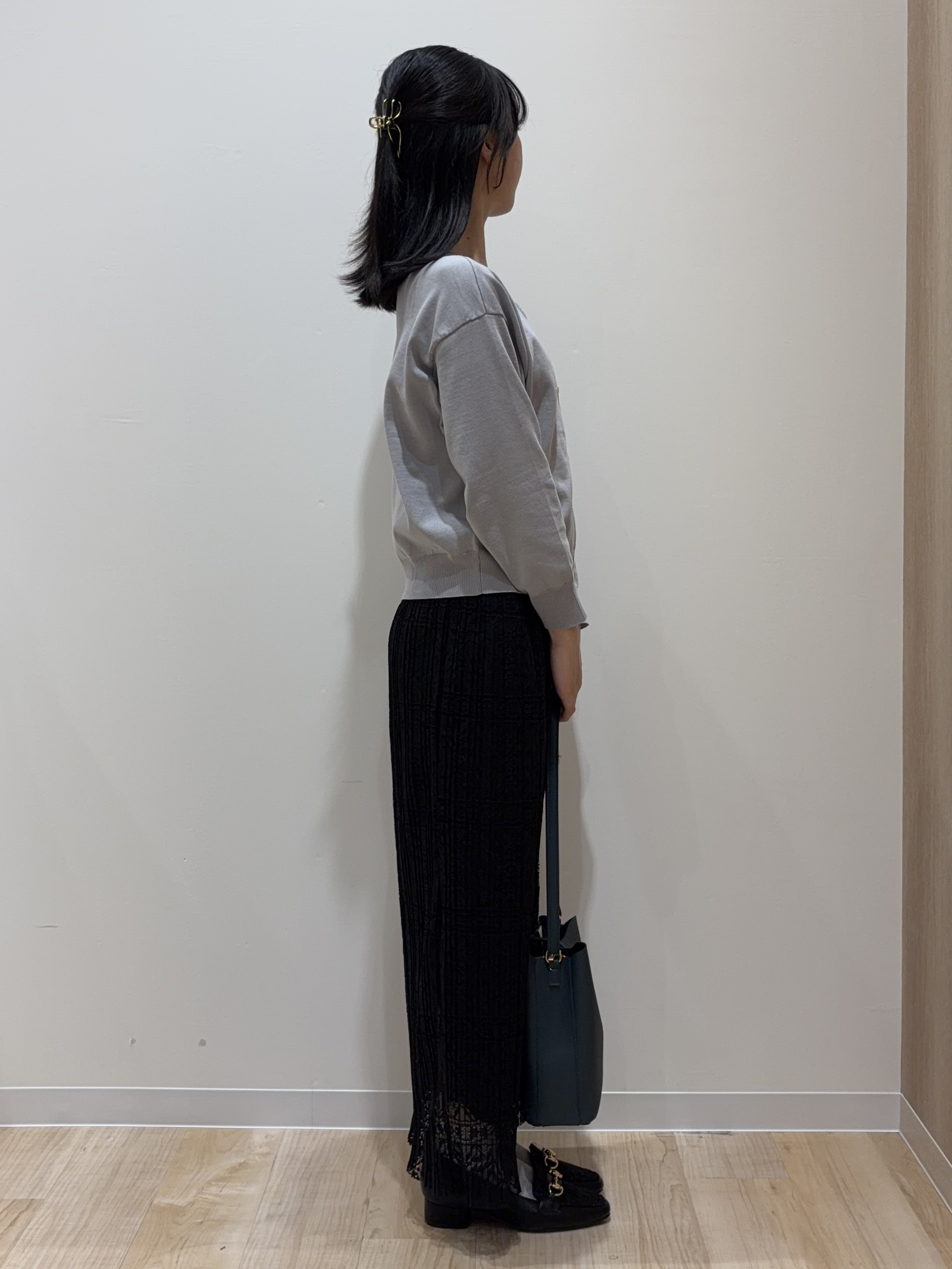 ayaneさんの「grove｜【前後2WAY】さりげなく、上品にきらめく ニットカーディガン」を使ったコーディネート