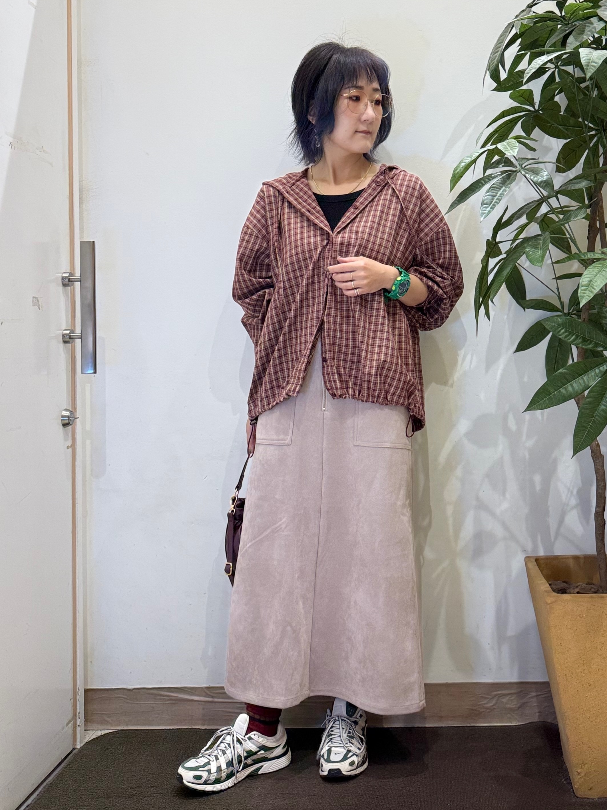 misakiさんの「SHOO･LA･RUE｜【S-LL/洗濯機可】大人カジュアルに。裾ドロスト フードチェックシャツ」を使ったコーディネート