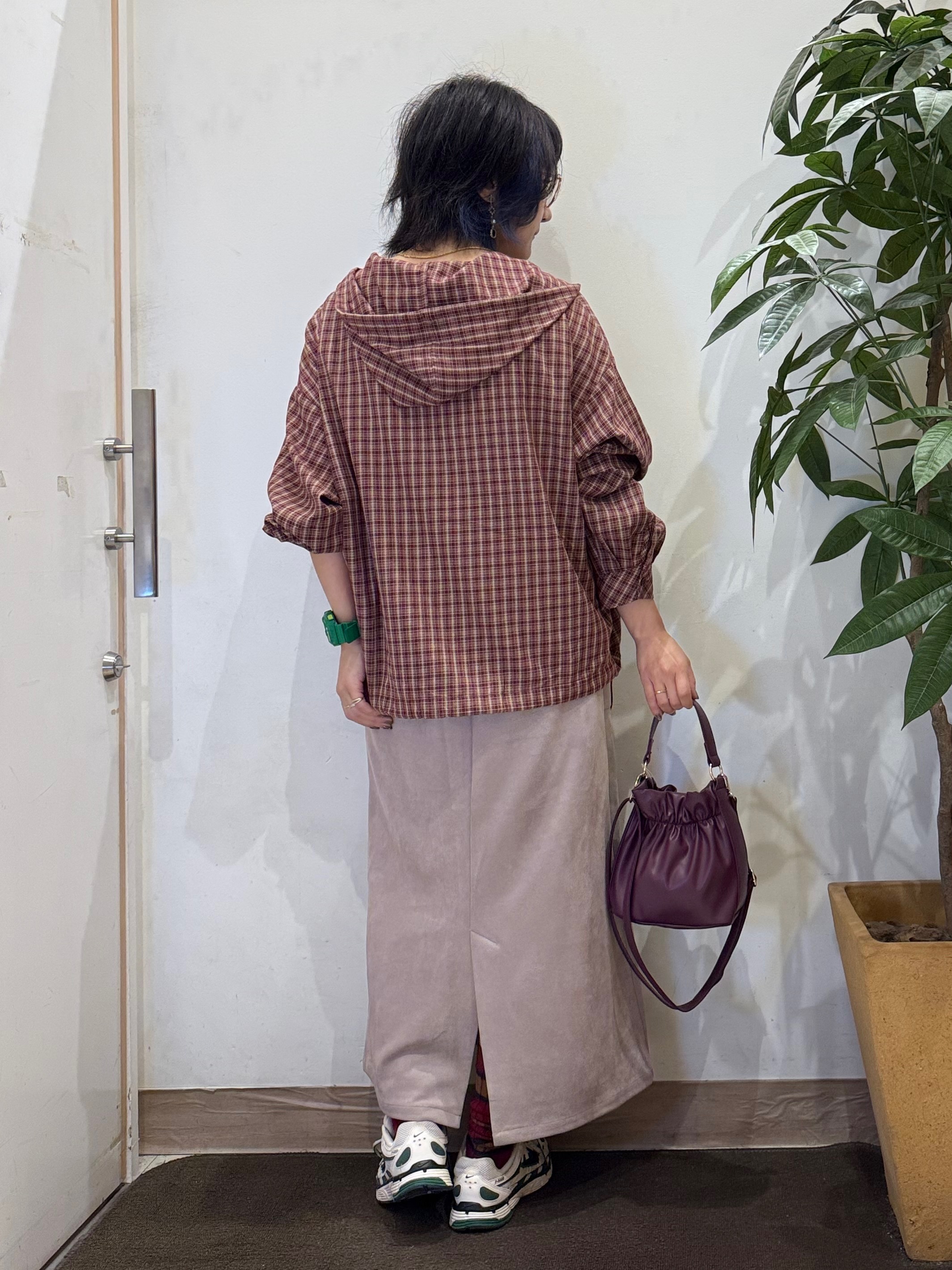 misakiさんの「SHOO･LA･RUE｜【S-LL/洗濯機可】大人カジュアルに。裾ドロスト フードチェックシャツ」を使ったコーディネート