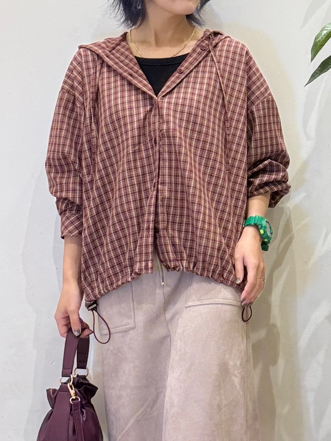 misakiさんの「SHOO･LA･RUE｜【S-LL/洗濯機可】大人カジュアルに。裾ドロスト フードチェックシャツ」を使ったコーディネート