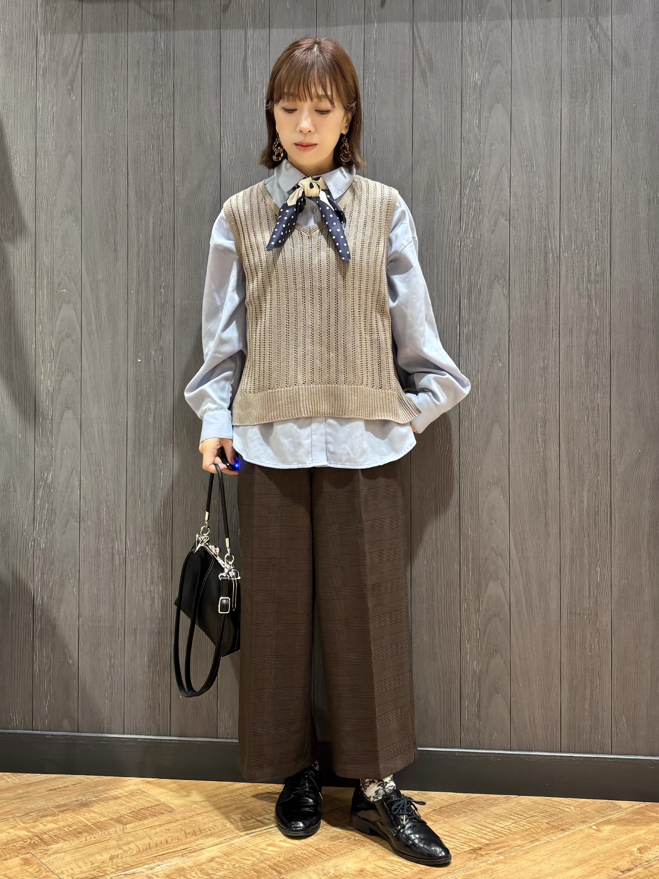 meiさんの「SHOO･LA･RUE｜【2点セット/洗濯機可/S-LL】時短でコーデ決まる 透かし編みニットベスト＋5分袖シャツ」を使ったコーディネート