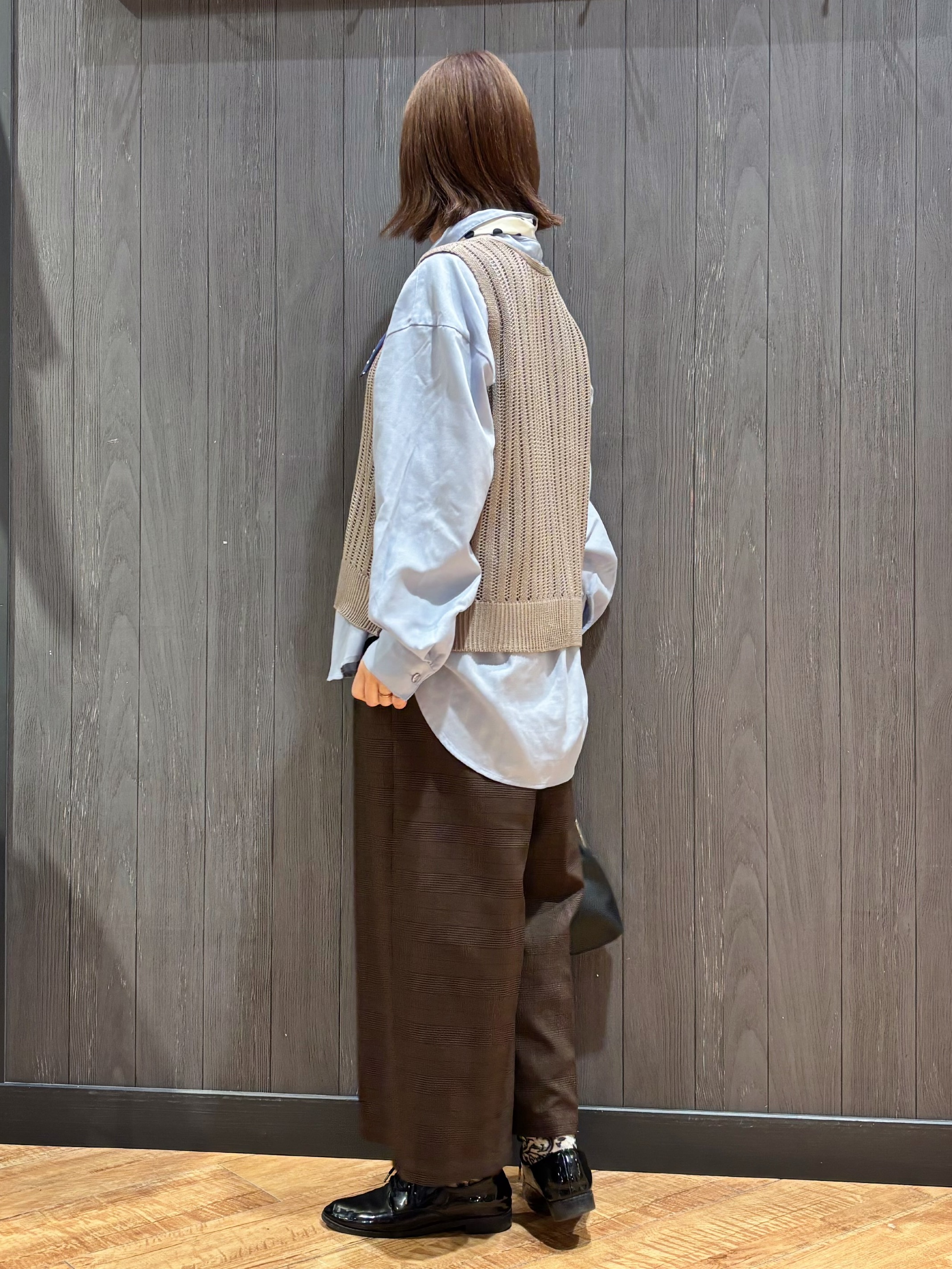 meiさんの「SHOO･LA･RUE｜【2点セット/洗濯機可/S-LL】時短でコーデ決まる 透かし編みニットベスト＋5分袖シャツ」を使ったコーディネート