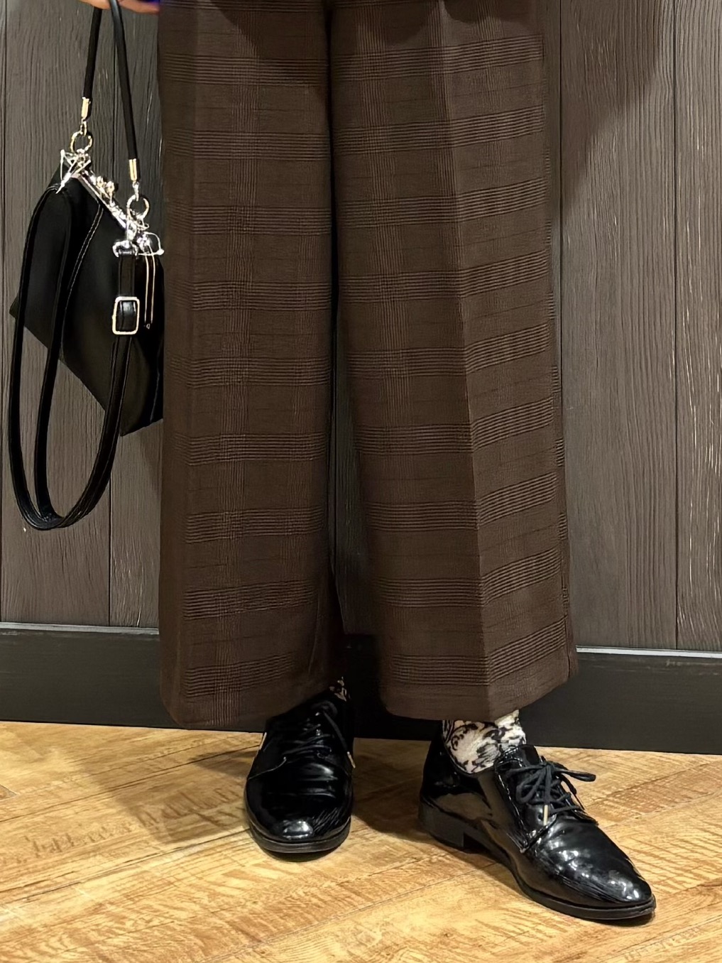 meiさんの「SHOO･LA･RUE｜【2点セット/洗濯機可/S-LL】時短でコーデ決まる 透かし編みニットベスト＋5分袖シャツ」を使ったコーディネート