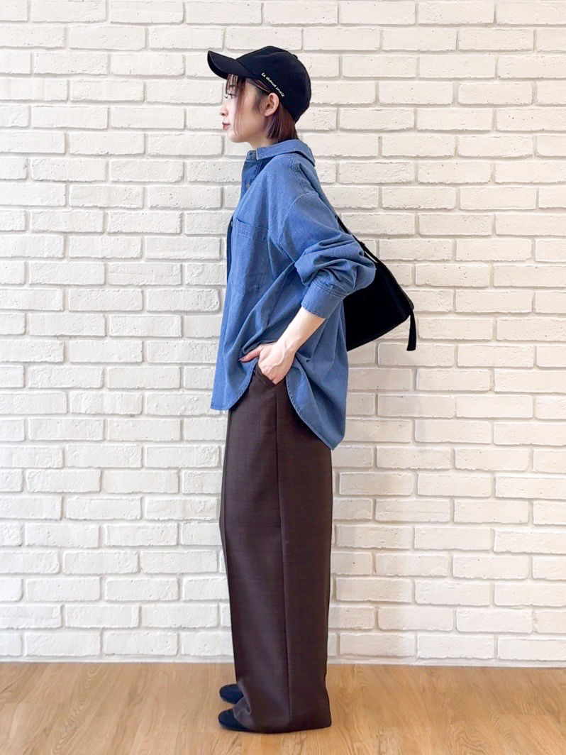 𝐜𝐡𝐢𝐤𝐚さんの「SHOO･LA･RUE｜【S-LL/洗濯機可/体型カバー】ライトオンスデニム ダブルポケット オーバーサイズシャツ」を使ったコーディネート