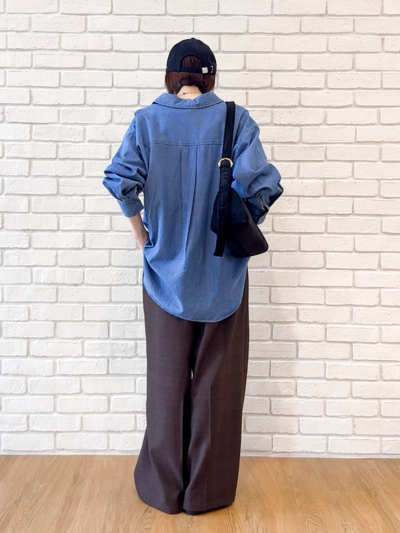 𝐜𝐡𝐢𝐤𝐚さんの「SHOO･LA･RUE｜【S-LL/洗濯機可/体型カバー】ライトオンスデニム ダブルポケット オーバーサイズシャツ」を使ったコーディネート