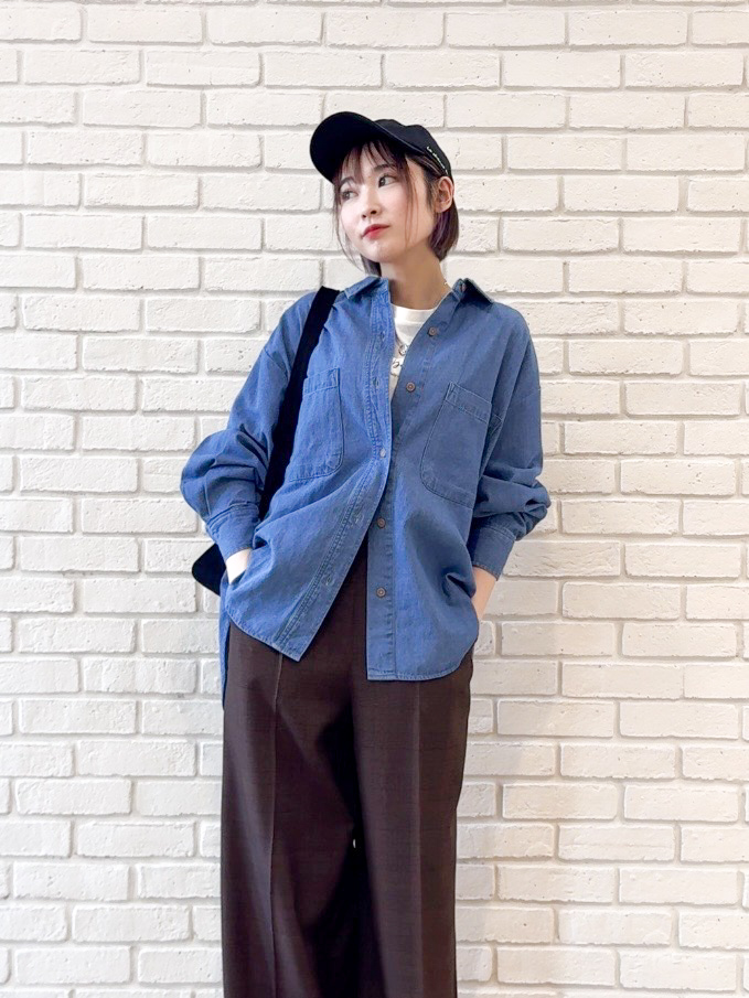 𝐜𝐡𝐢𝐤𝐚さんの「SHOO･LA･RUE｜【S-LL/洗濯機可/体型カバー】ライトオンスデニム ダブルポケット オーバーサイズシャツ」を使ったコーディネート