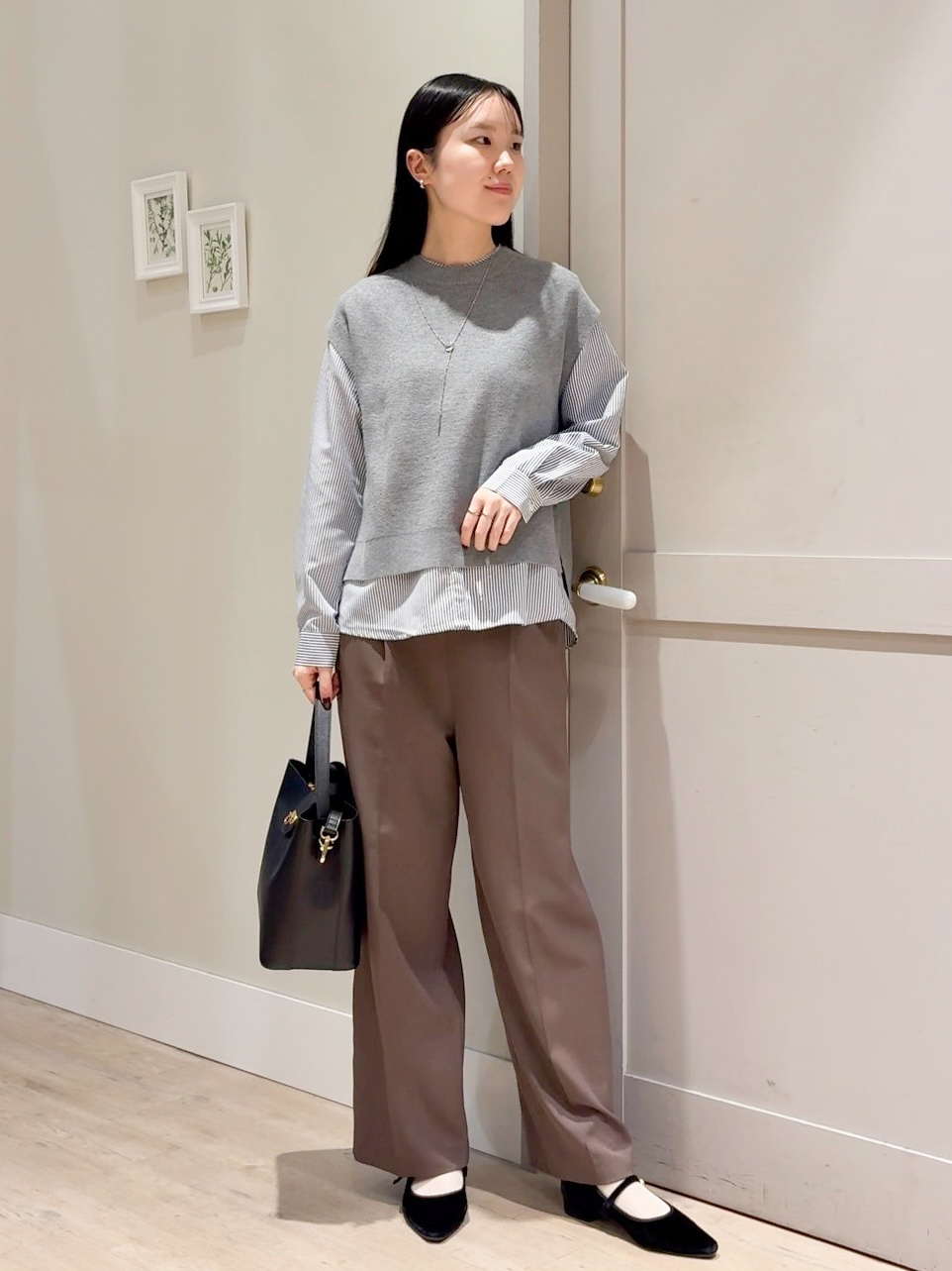 Mayuさんの「grove｜【2点セット/時短・着回し】ニットベスト&times;シャツ」を使ったコーディネート