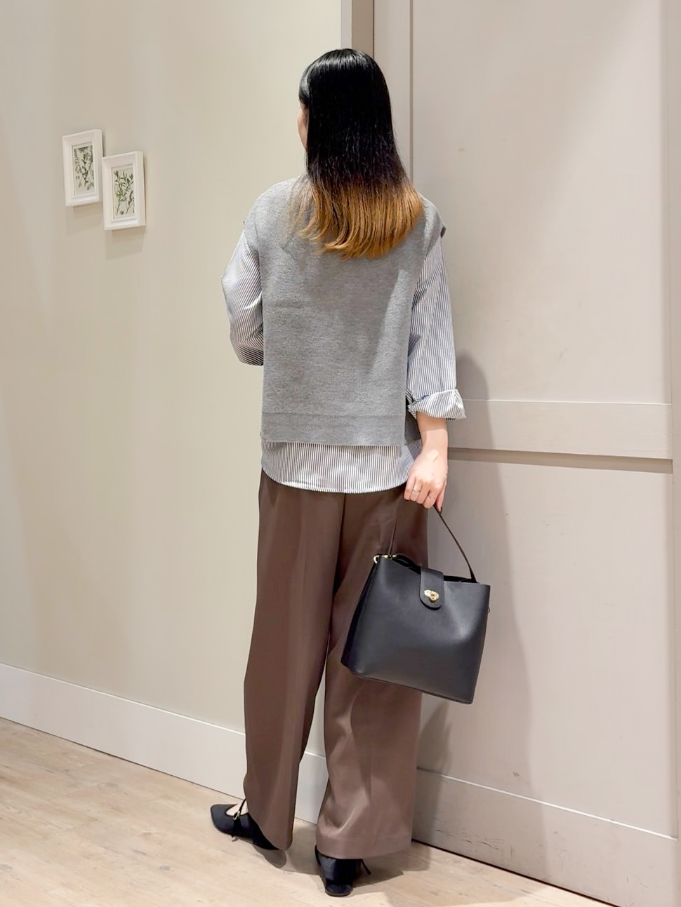 Mayuさんの「grove｜【2点セット/時短・着回し】ニットベスト&times;シャツ」を使ったコーディネート