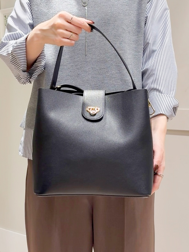 Mayuさんの「grove｜【2点セット/時短・着回し】ニットベスト&times;シャツ」を使ったコーディネート