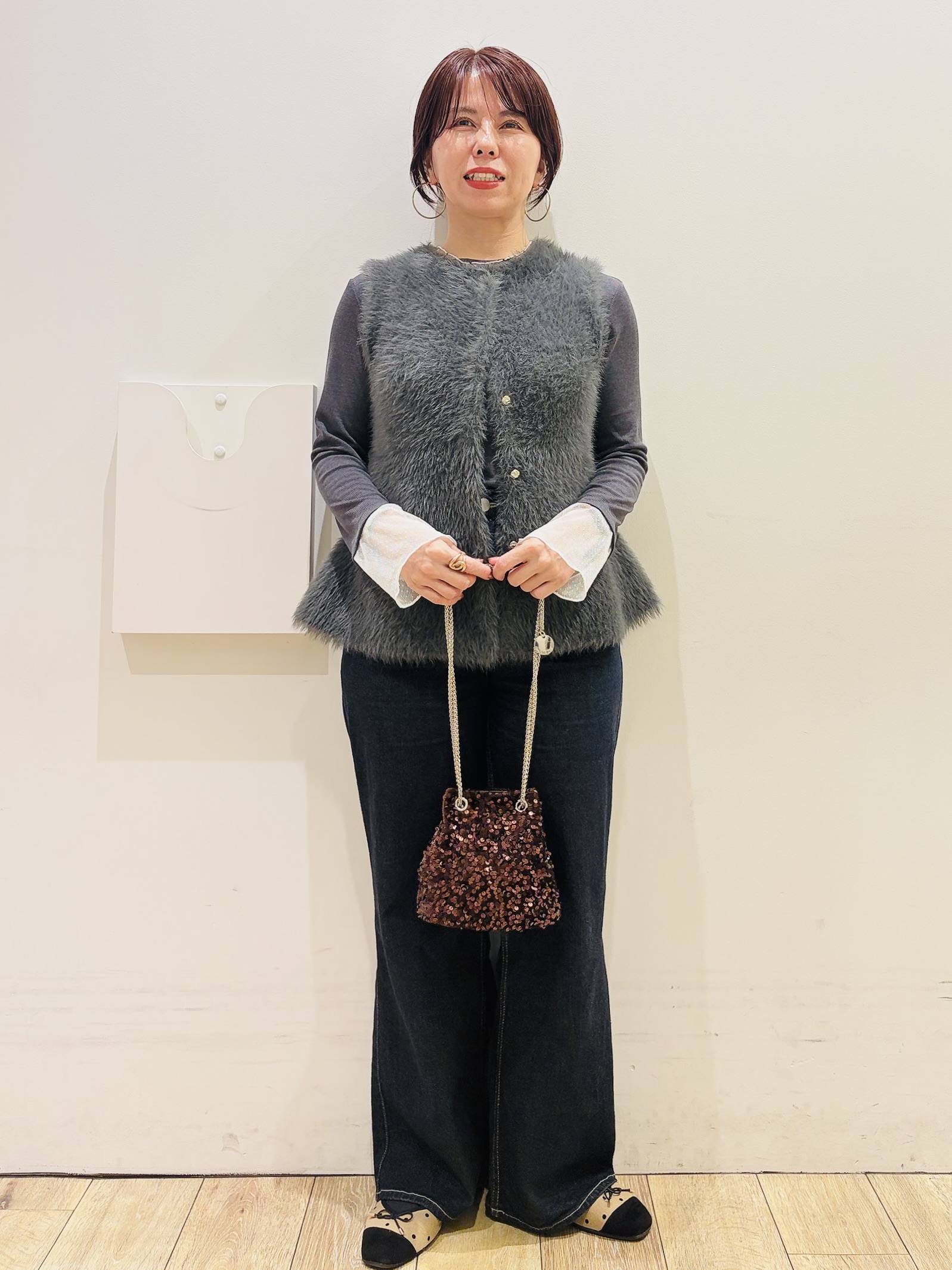 YUKOさんの「index｜フェザーニットペプラムジレ【洗濯機OK】」を使ったコーディネート