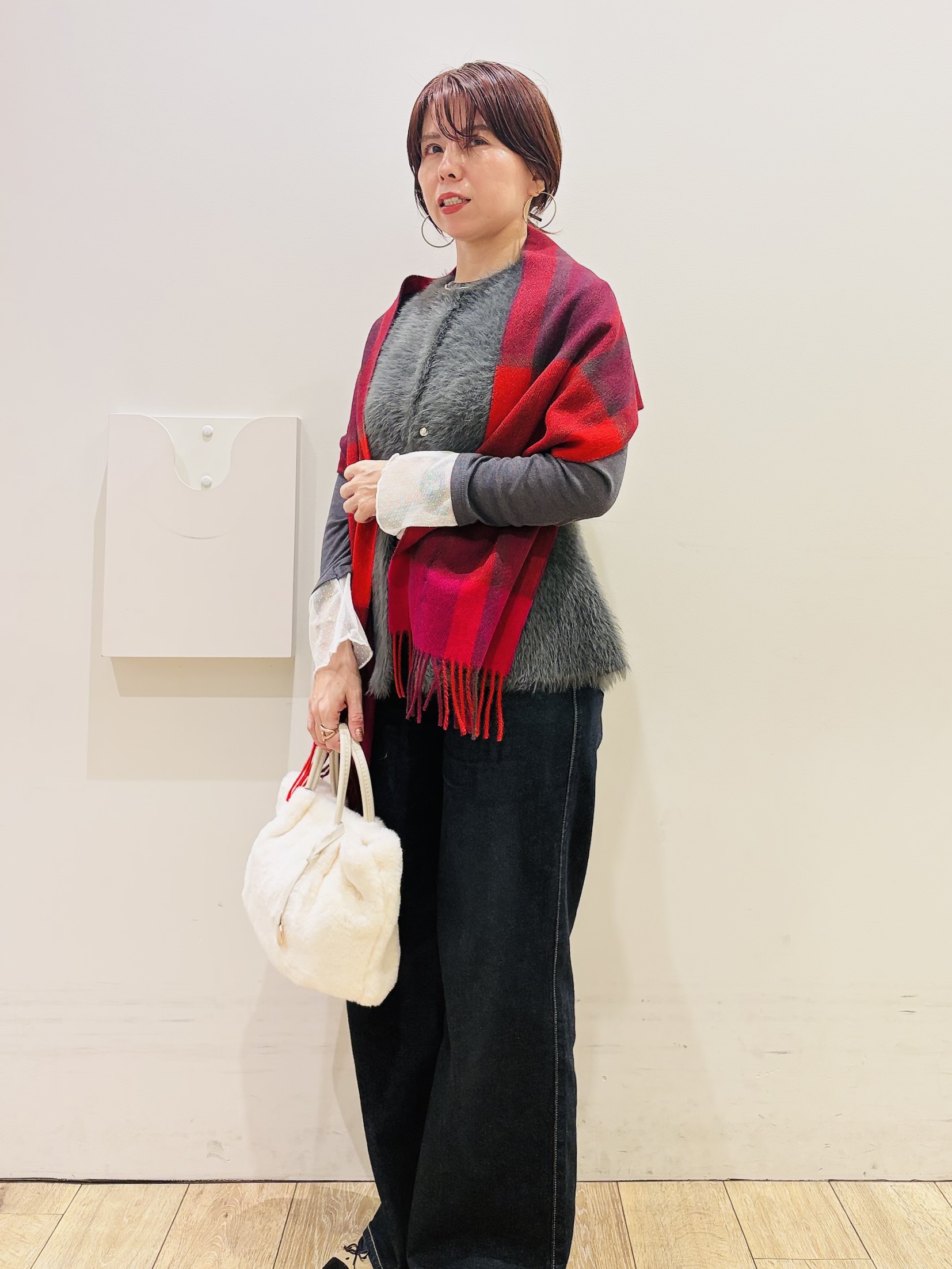 YUKOさんの「index｜フェザーニットペプラムジレ【洗濯機OK】」を使ったコーディネート
