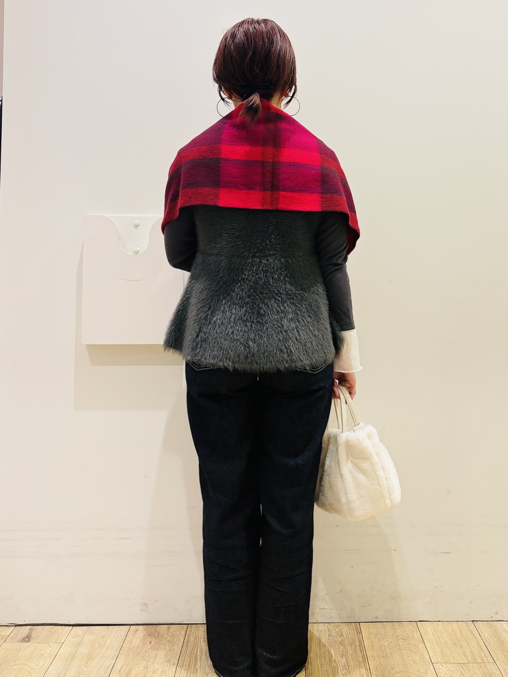 YUKOさんの「index｜フェザーニットペプラムジレ【洗濯機OK】」を使ったコーディネート