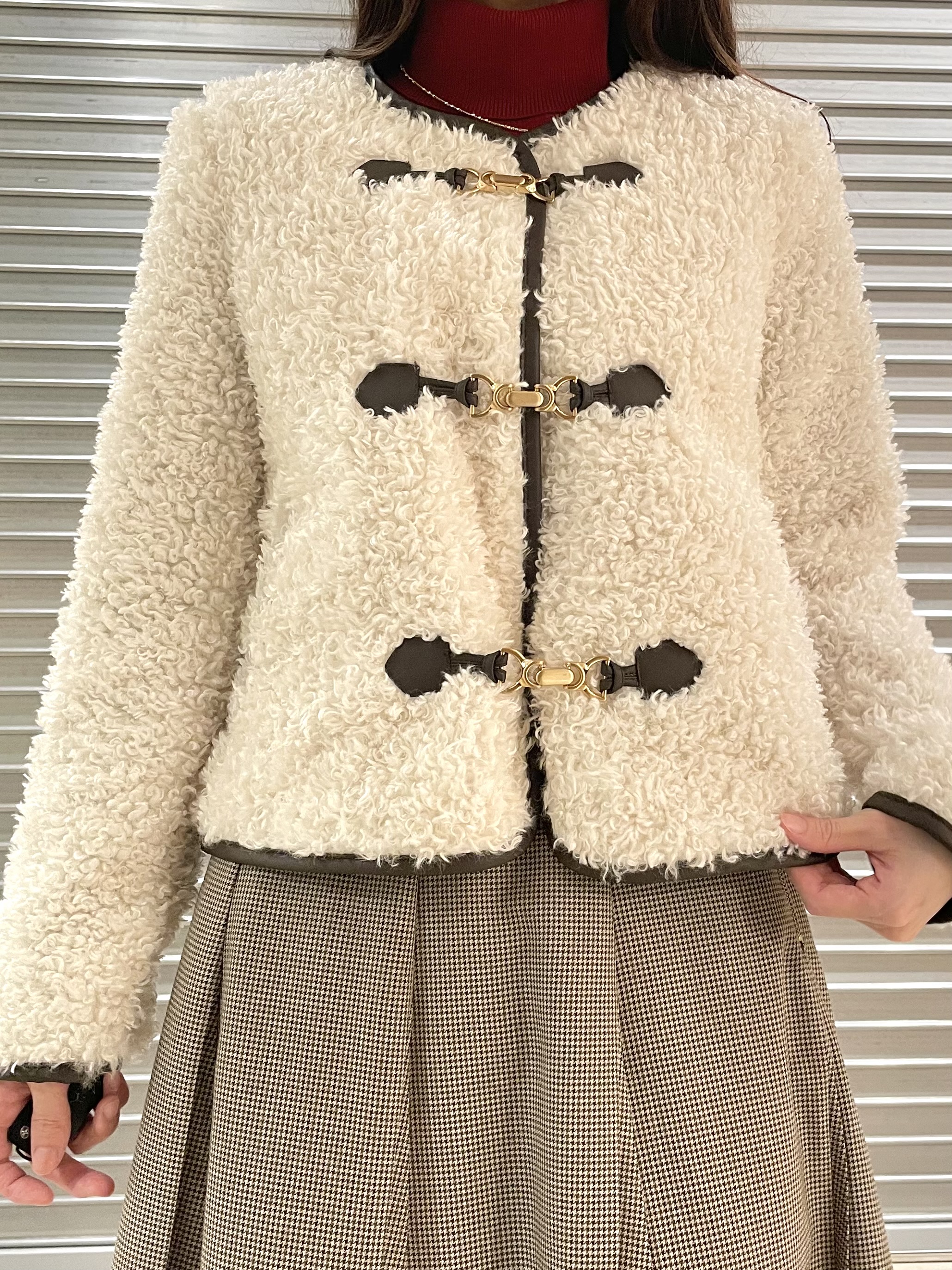 ことさんの「DRESSTERIOR｜ゴールドトグルボアジャケット」を使ったコーディネート