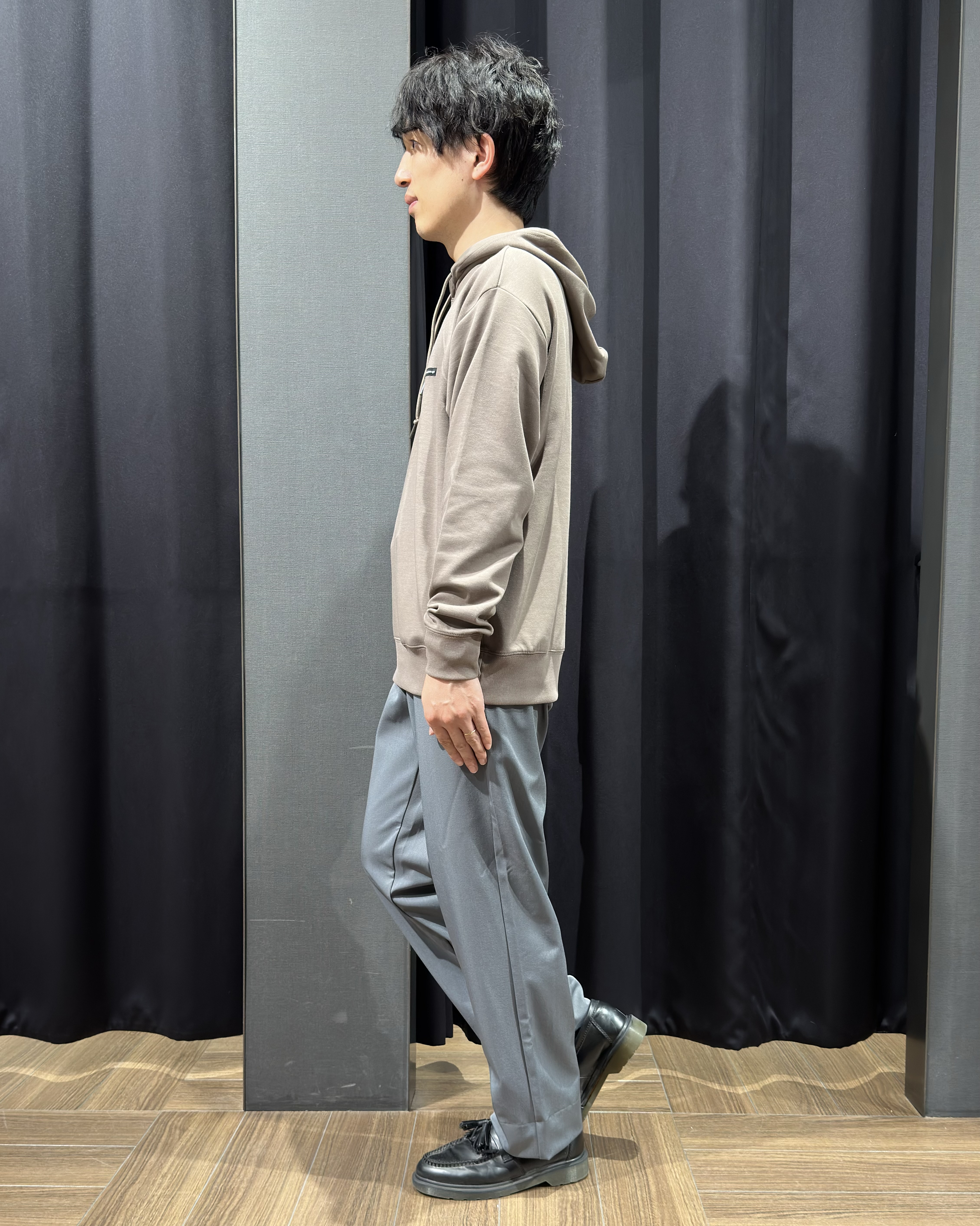 tomoyaさんの「THE SHOP TK｜【洗濯機OK／ユニセックス】ダンボール ロゴパーカ」を使ったコーディネート