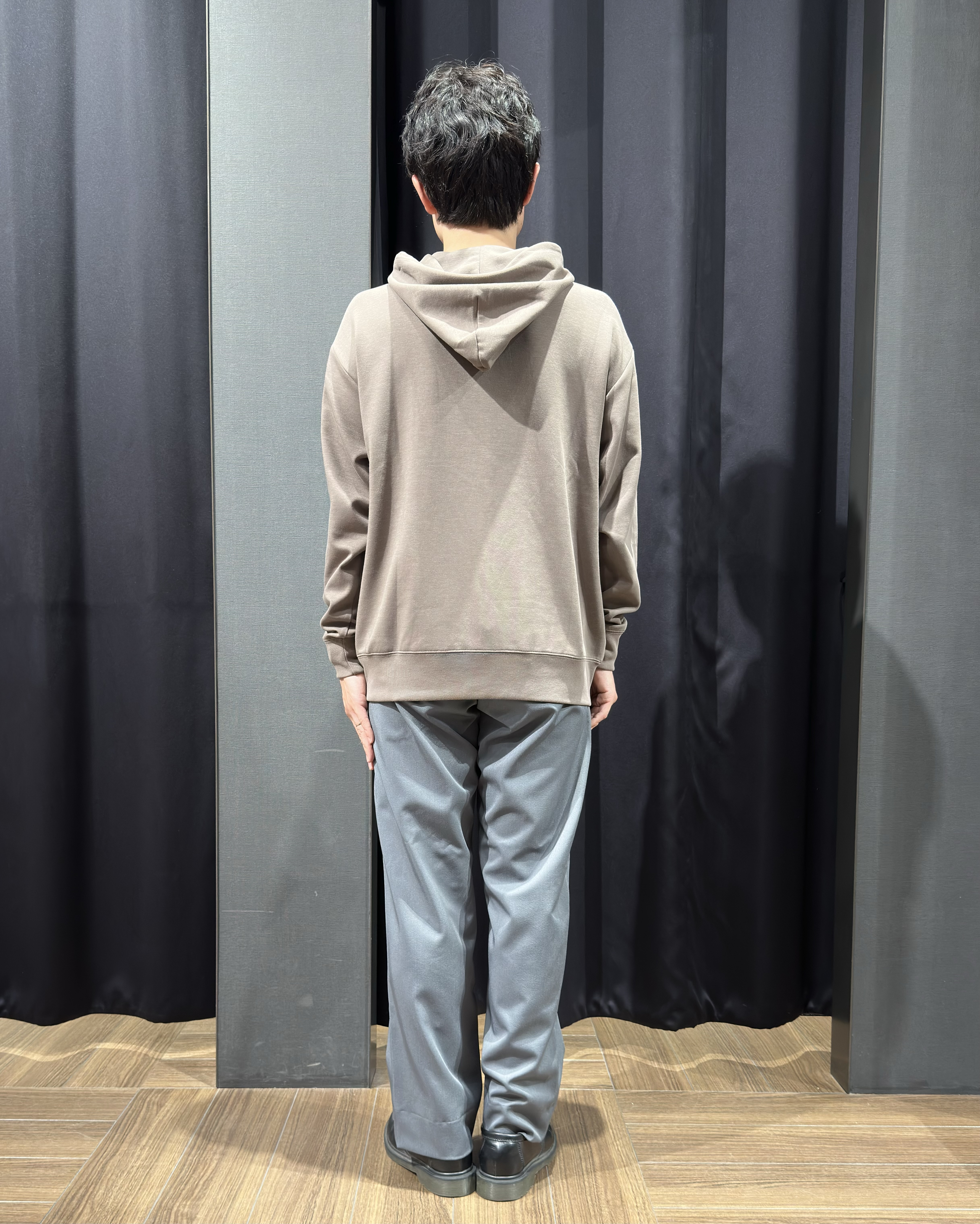 tomoyaさんの「THE SHOP TK｜【洗濯機OK／ユニセックス】ダンボール ロゴパーカ」を使ったコーディネート