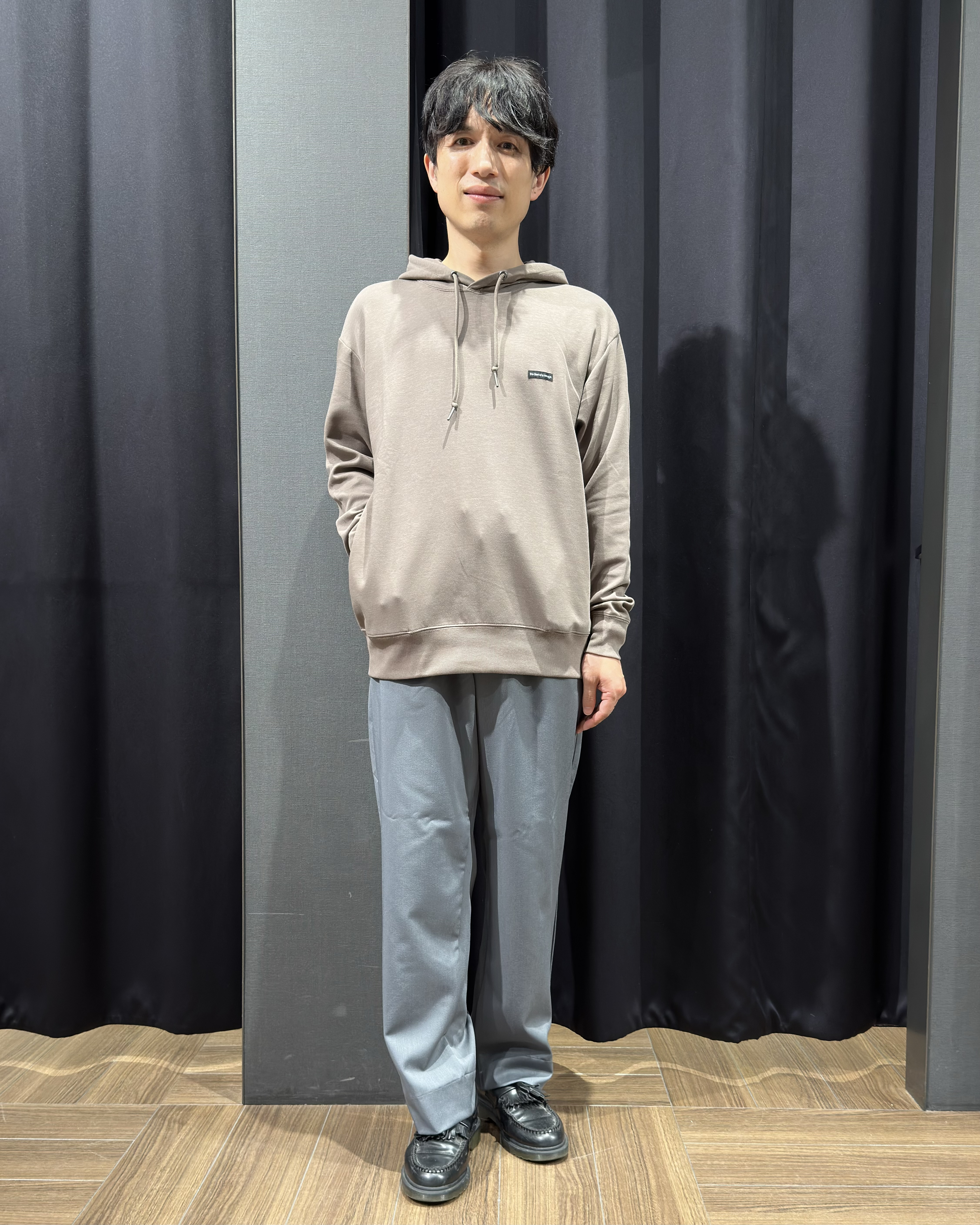 tomoyaさんの「THE SHOP TK｜【洗濯機OK／ユニセックス】ダンボール ロゴパーカ」を使ったコーディネート