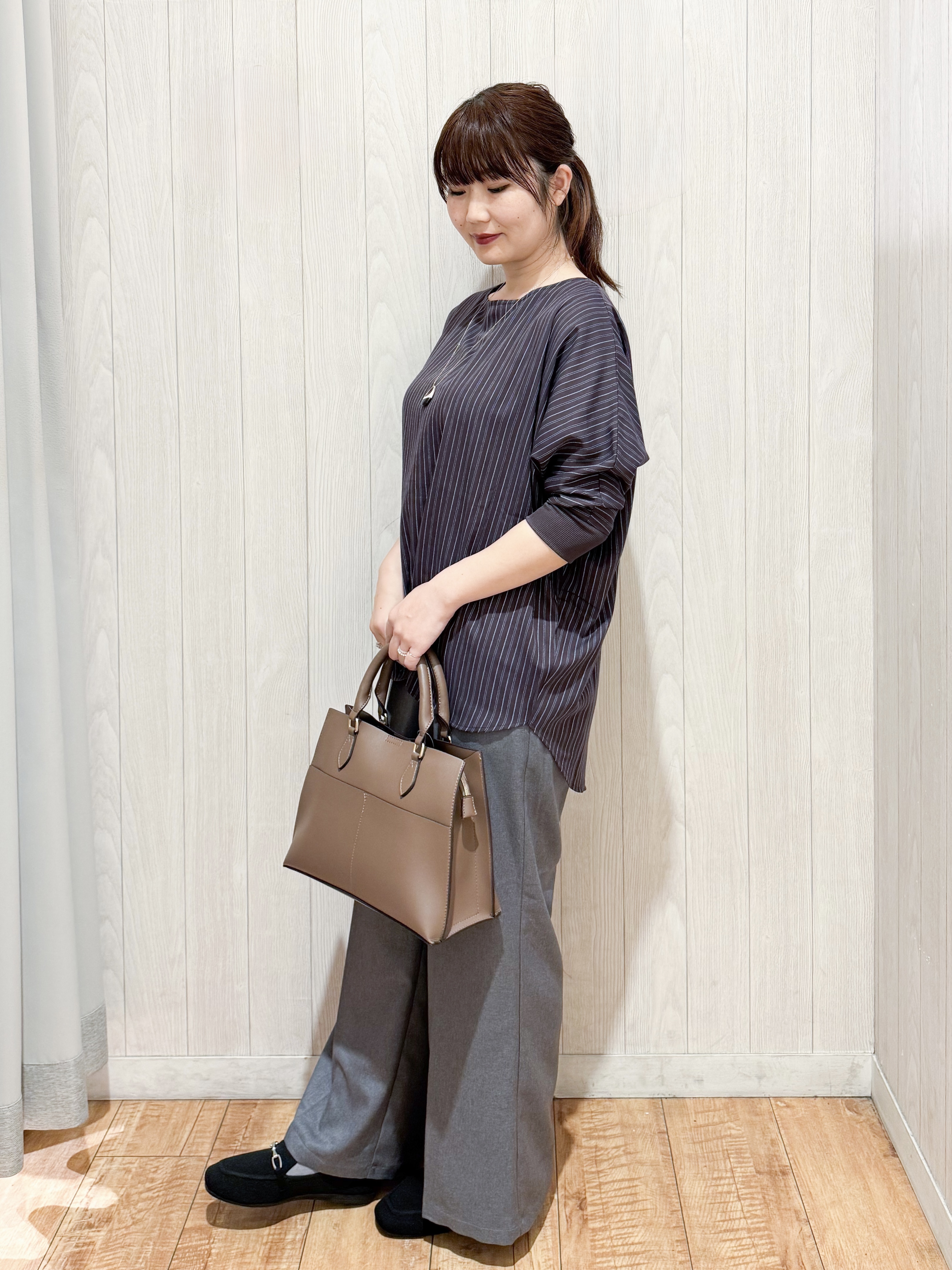 愛さんの「SHOO･LA･RUE｜【着丈選べる/洗濯後しわになりにくい】インせず着られる ドルマンブラウス」を使ったコーディネート