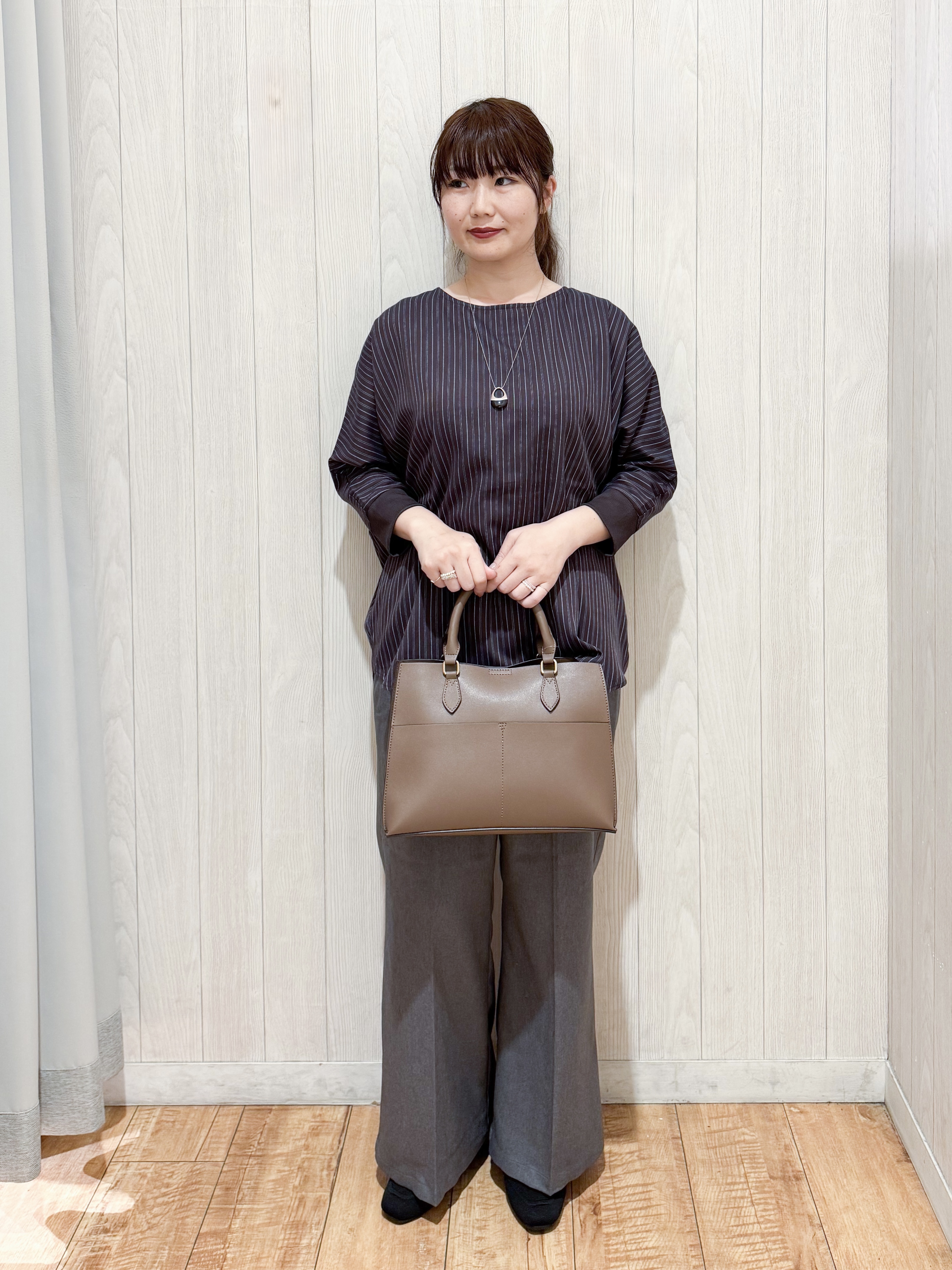 愛さんの「SHOO･LA･RUE｜【着丈選べる/洗濯後しわになりにくい】インせず着られる ドルマンブラウス」を使ったコーディネート