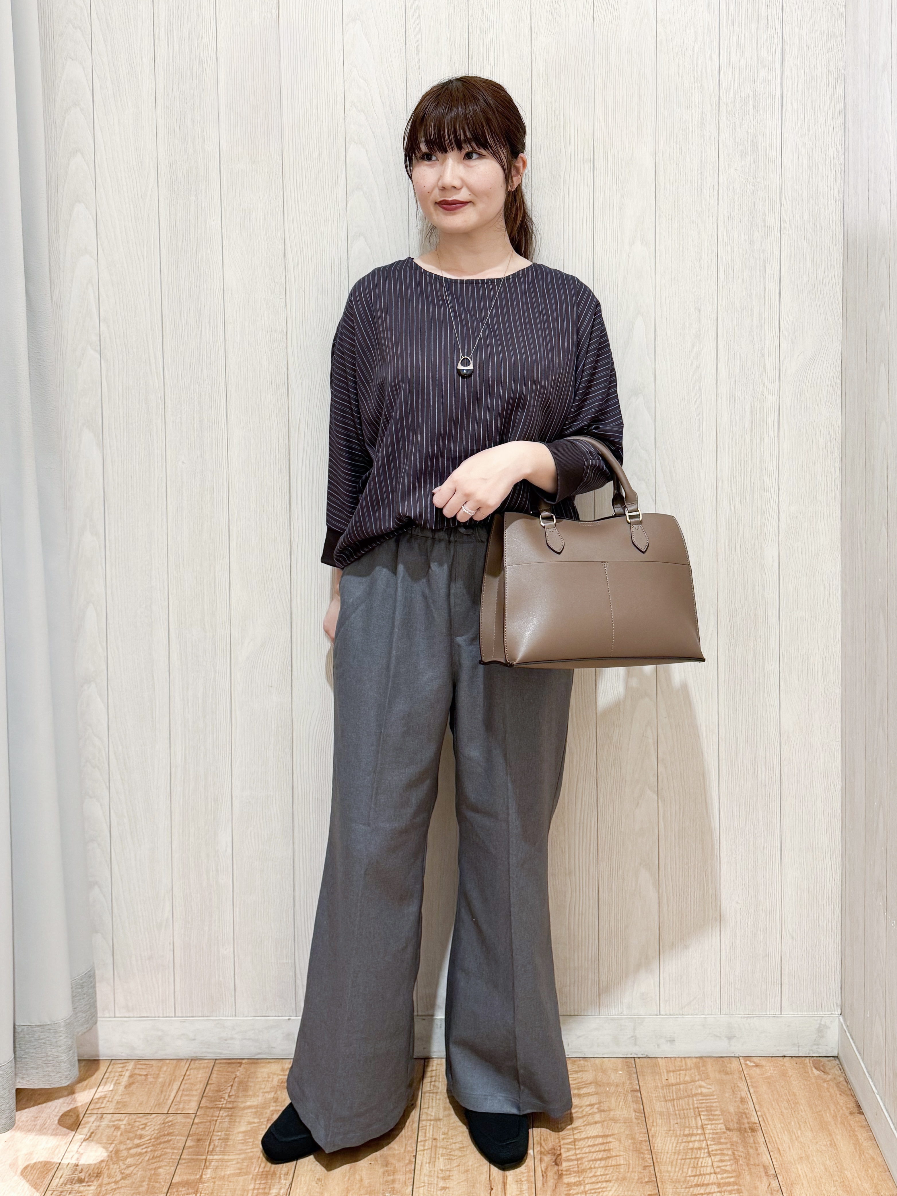 愛さんの「SHOO･LA･RUE｜【着丈選べる/洗濯後しわになりにくい】インせず着られる ドルマンブラウス」を使ったコーディネート
