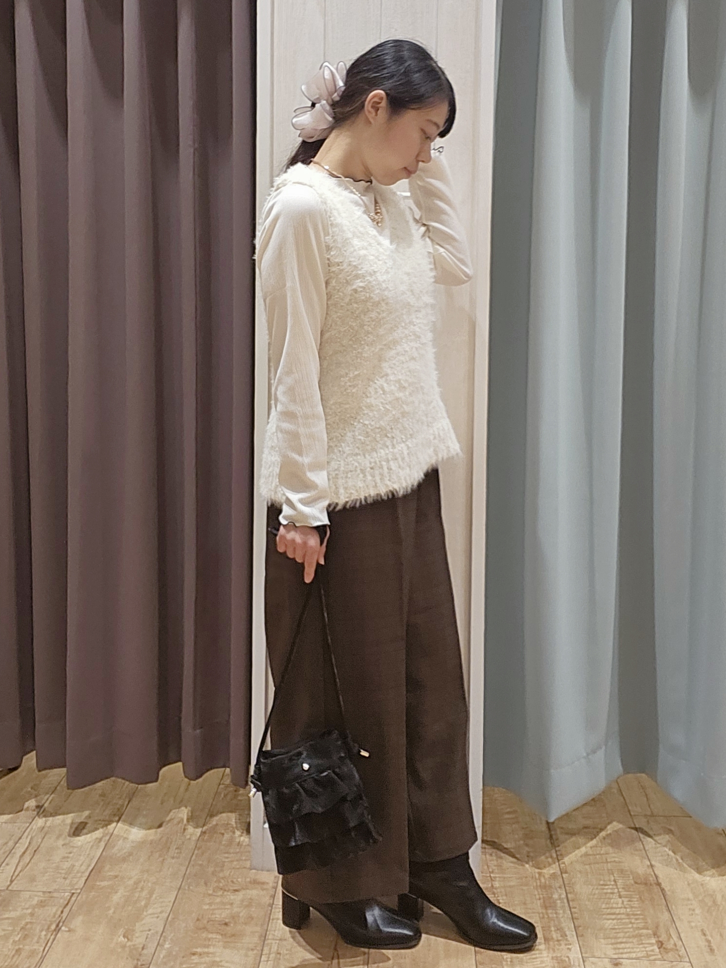miyaさんの「SHOO･LA･RUE｜【洗濯機可】重ねるだけで華やかに。ポンポンシャギーベスト」を使ったコーディネート