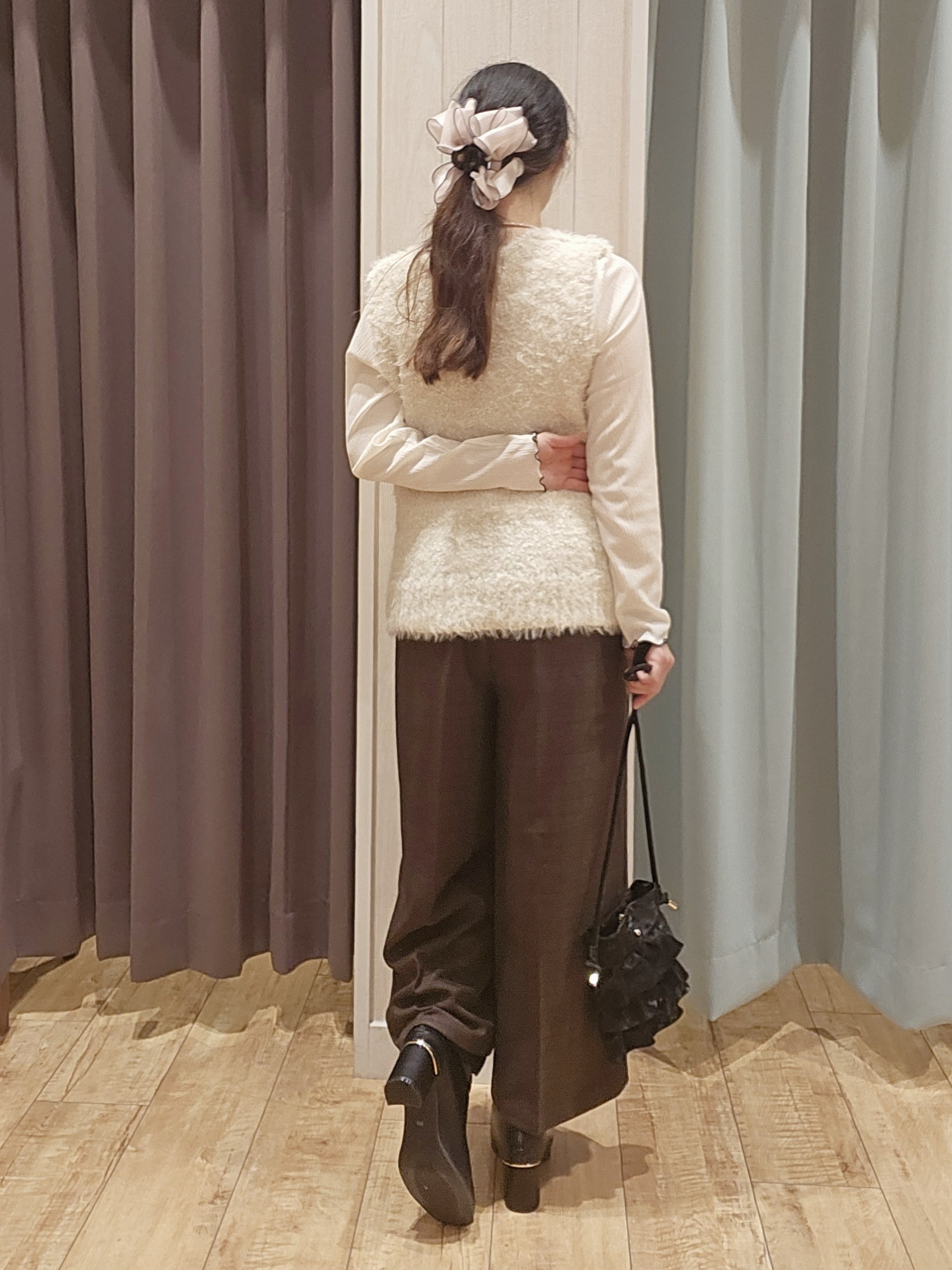 miyaさんの「SHOO･LA･RUE｜【洗濯機可】重ねるだけで華やかに。ポンポンシャギーベスト」を使ったコーディネート