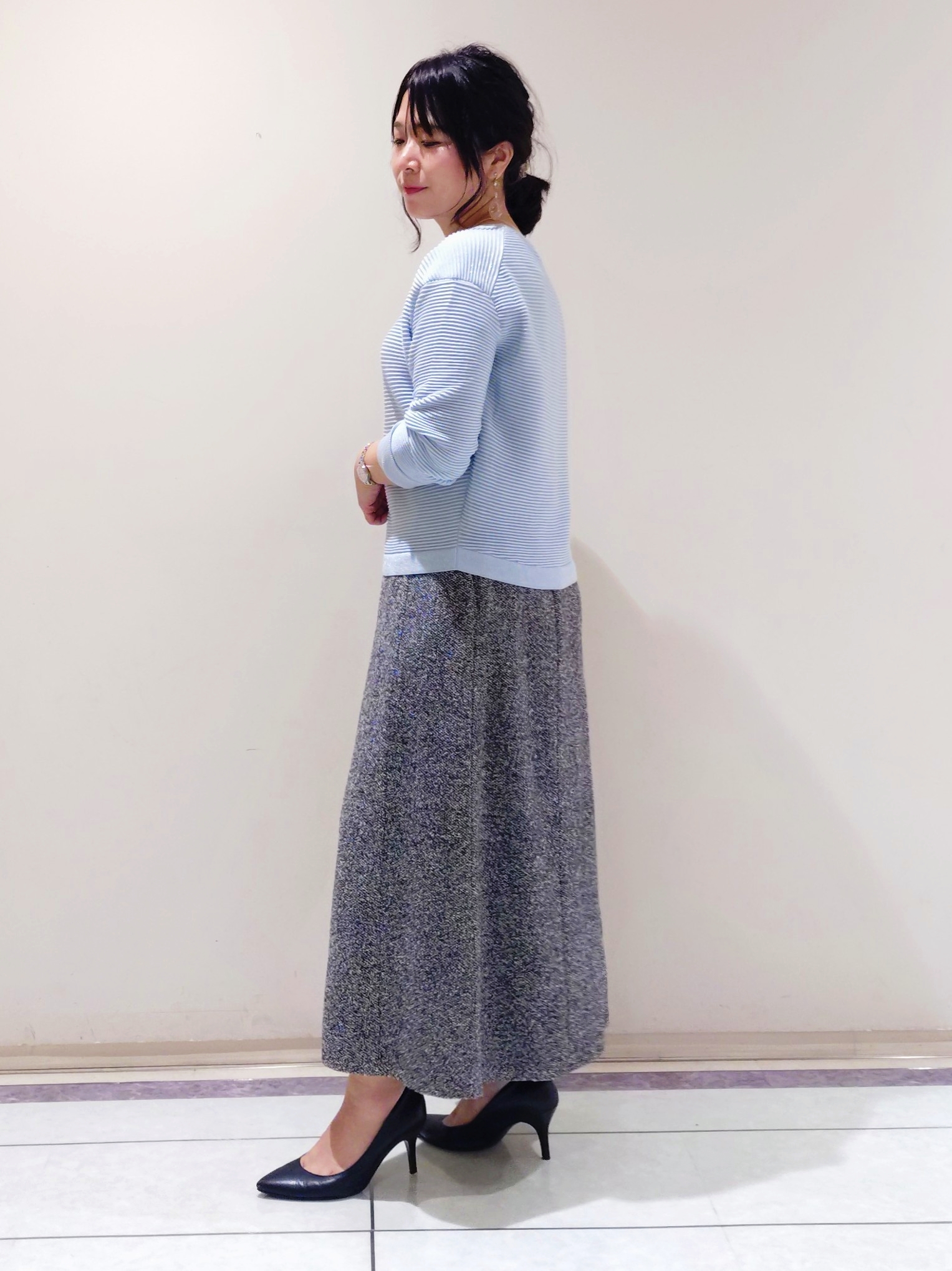 TOMOMIさんの「INDIVI｜【ウール混／体型カバー】ラメガーター編み Vネックニット」を使ったコーディネート