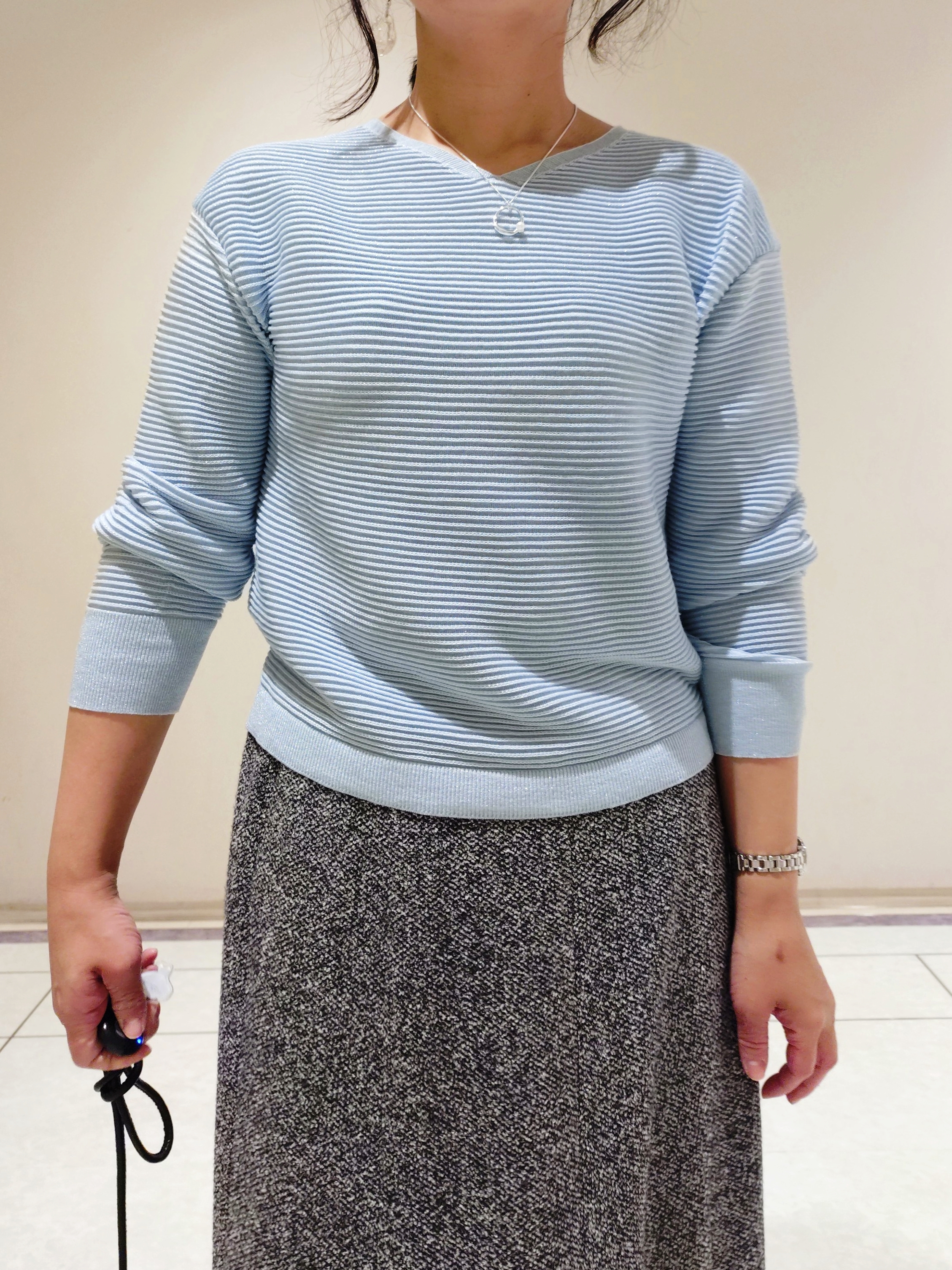 TOMOMIさんの「INDIVI｜【ウール混／体型カバー】ラメガーター編み Vネックニット」を使ったコーディネート