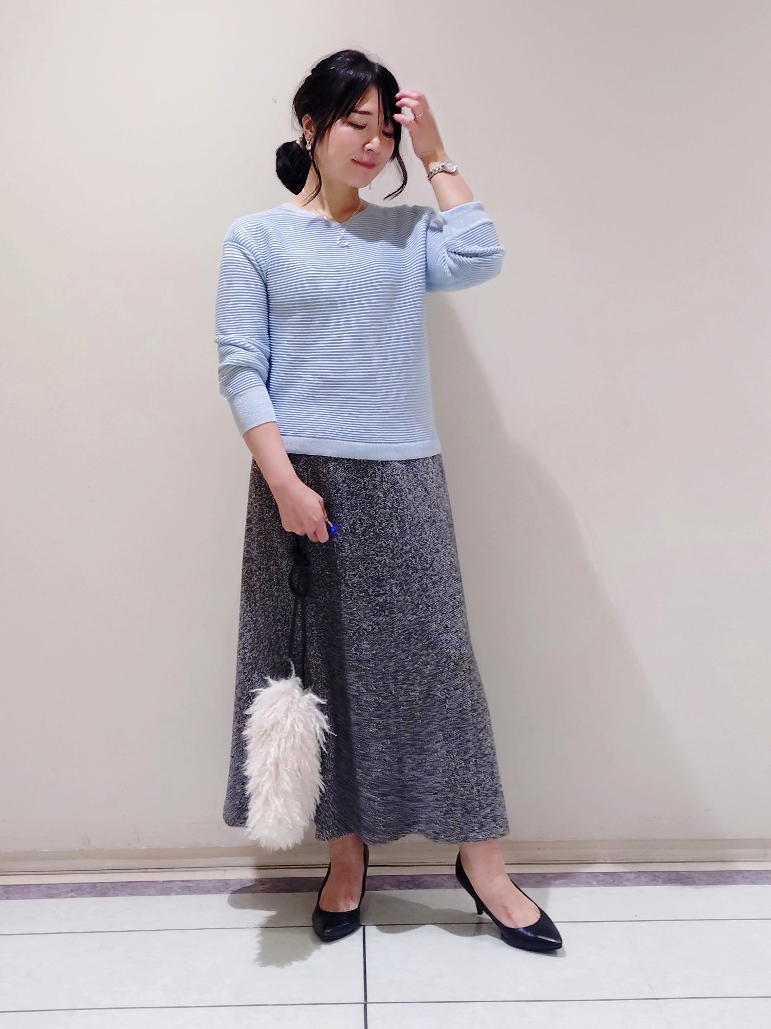 TOMOMIさんの「INDIVI｜【ウール混／体型カバー】ラメガーター編み Vネックニット」を使ったコーディネート