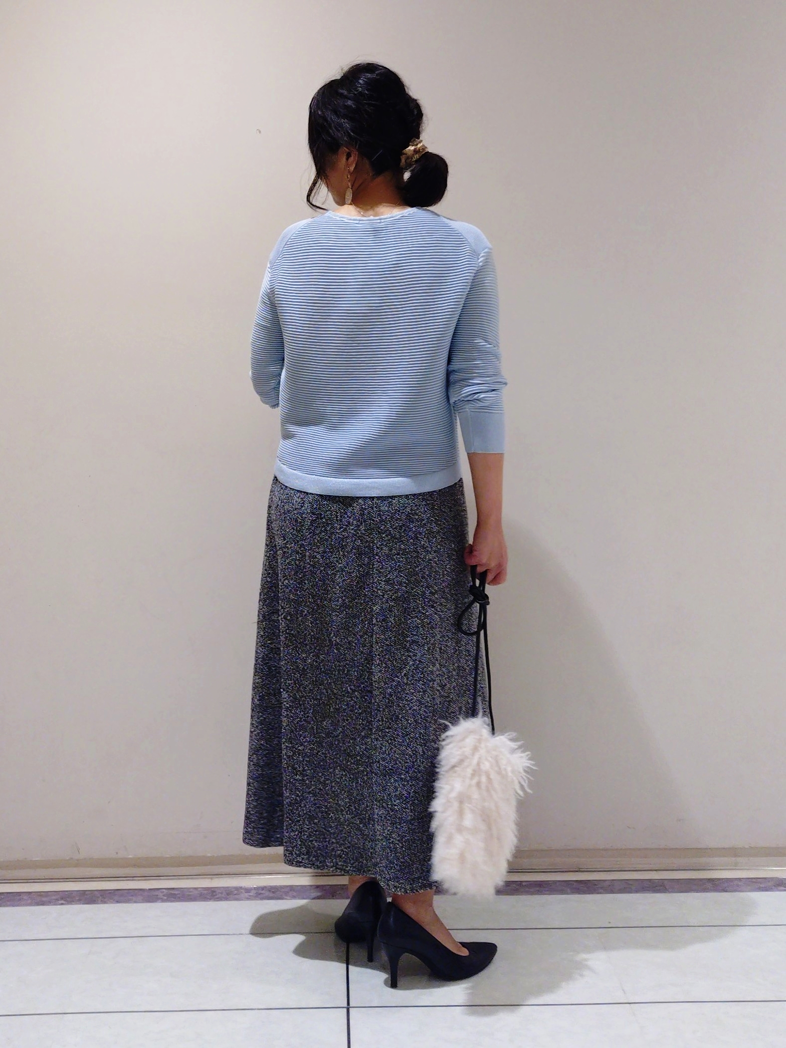 TOMOMIさんの「INDIVI｜【ウール混／体型カバー】ラメガーター編み Vネックニット」を使ったコーディネート