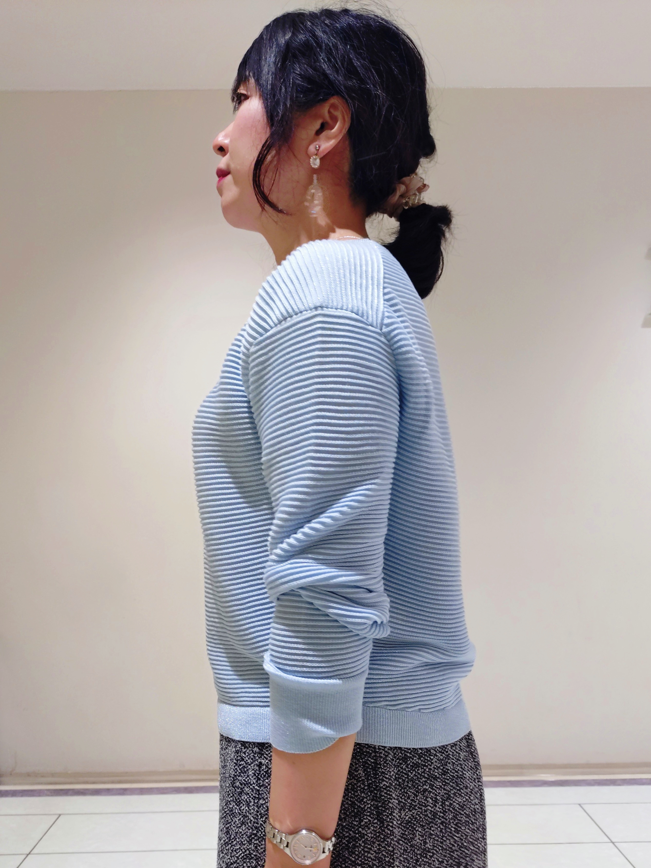 TOMOMIさんの「INDIVI｜【ウール混／体型カバー】ラメガーター編み Vネックニット」を使ったコーディネート