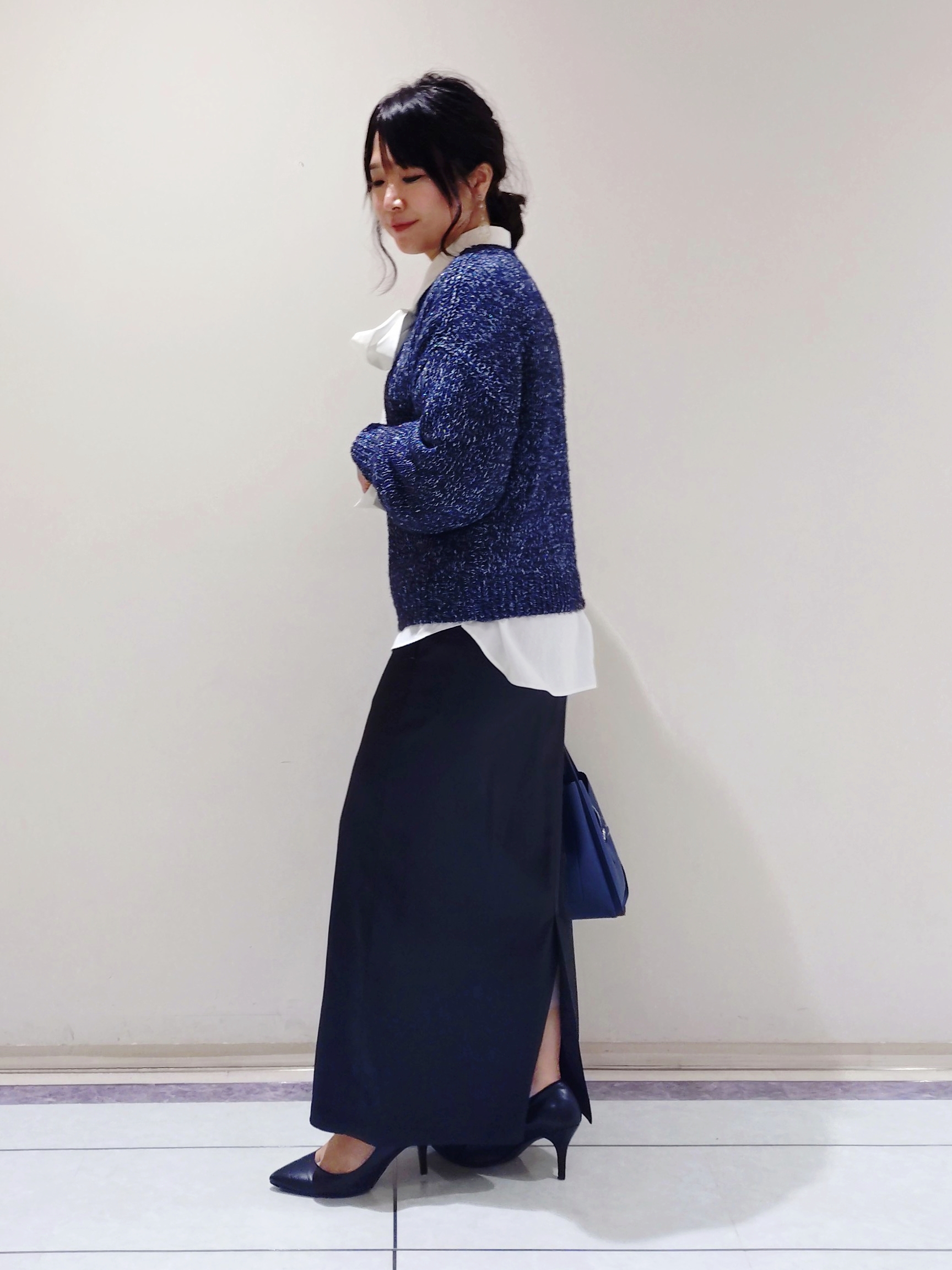TOMOMIさんの「INDIVI｜【吸汗速乾／ストレッチ◎】サテン素材ナロースカート」を使ったコーディネート