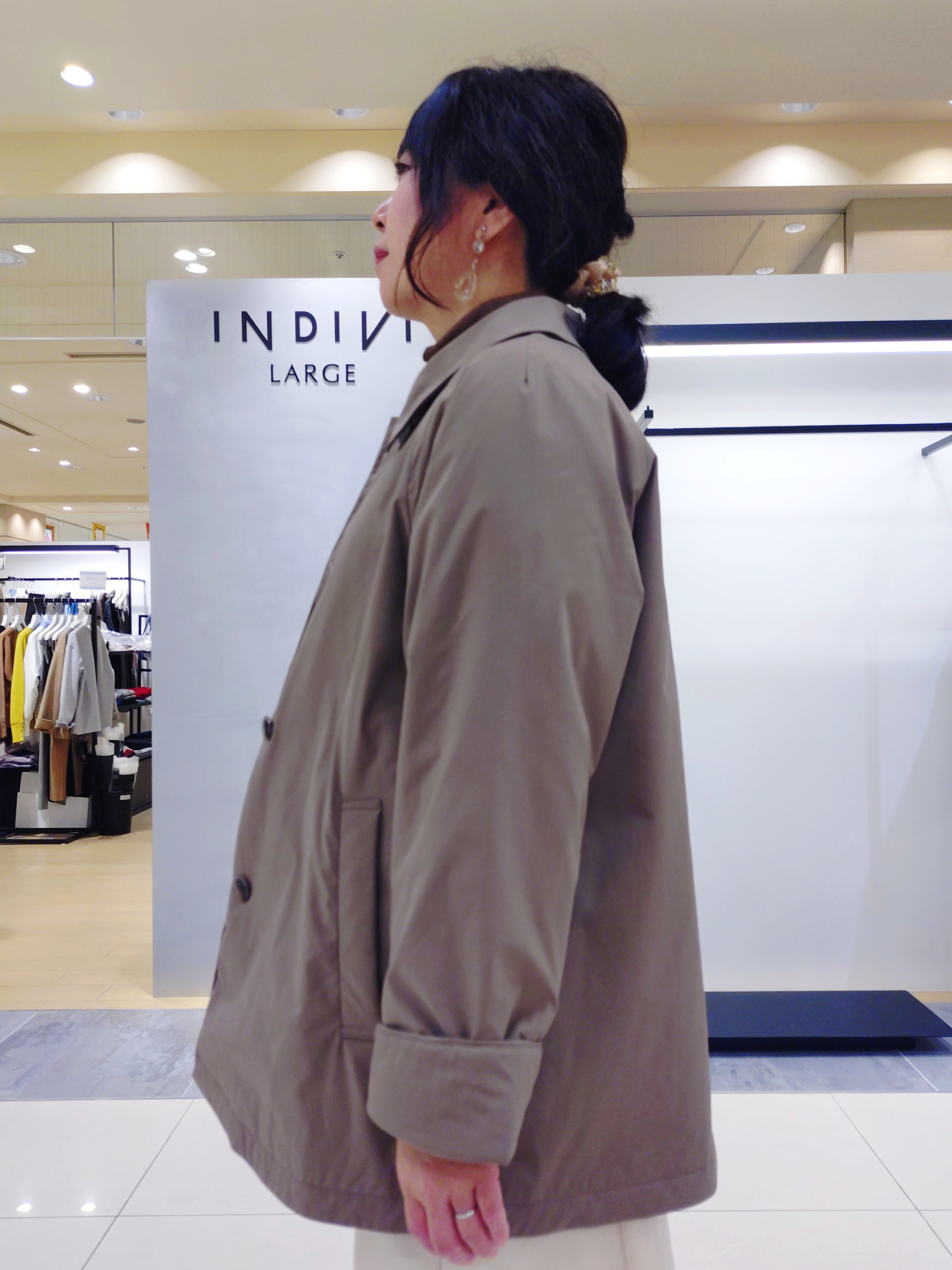 TOMOMIさんの「INDIVI｜【美シルエット】ジョーゼットサテンセミフレアスカート」を使ったコーディネート