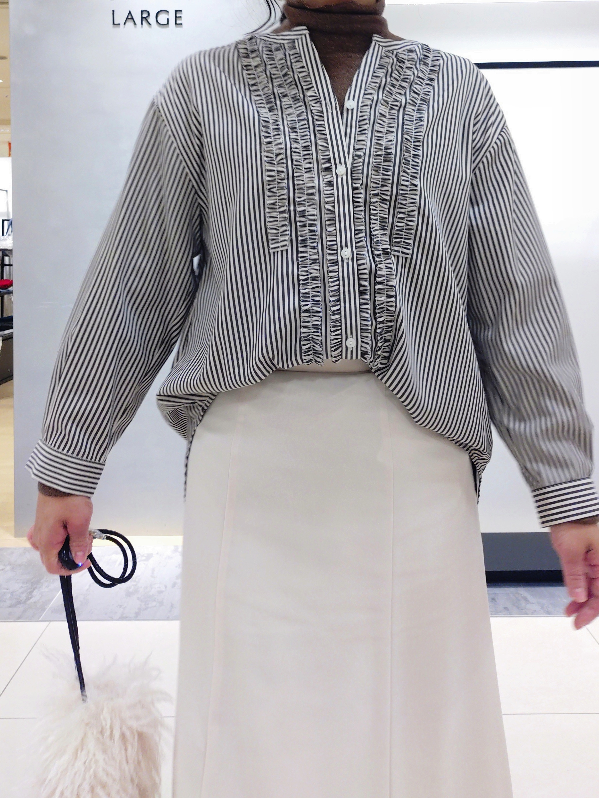 TOMOMIさんの「INDIVI｜【美シルエット】ジョーゼットサテンセミフレアスカート」を使ったコーディネート