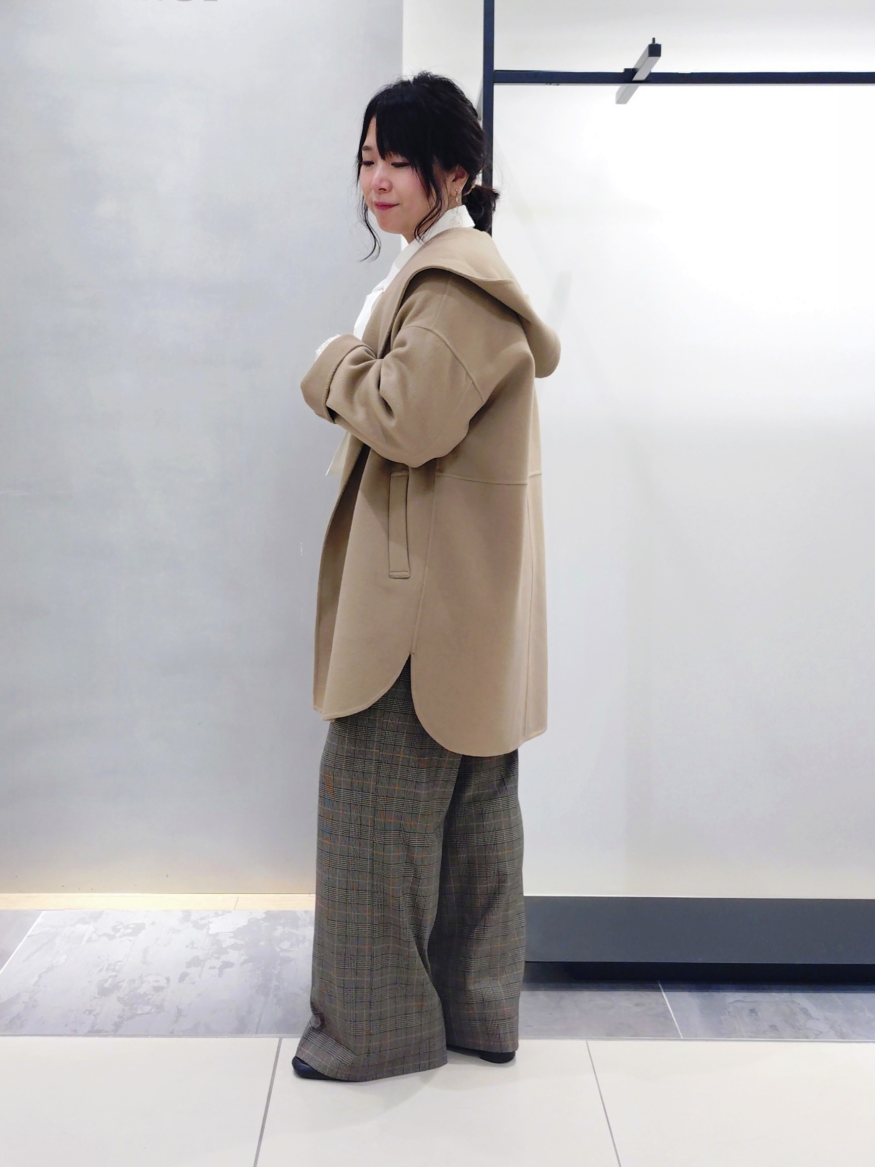 TOMOMIさんの「INDIVI｜【トレンド◎／軽量】カーリーファーポシェットバッグ」を使ったコーディネート
