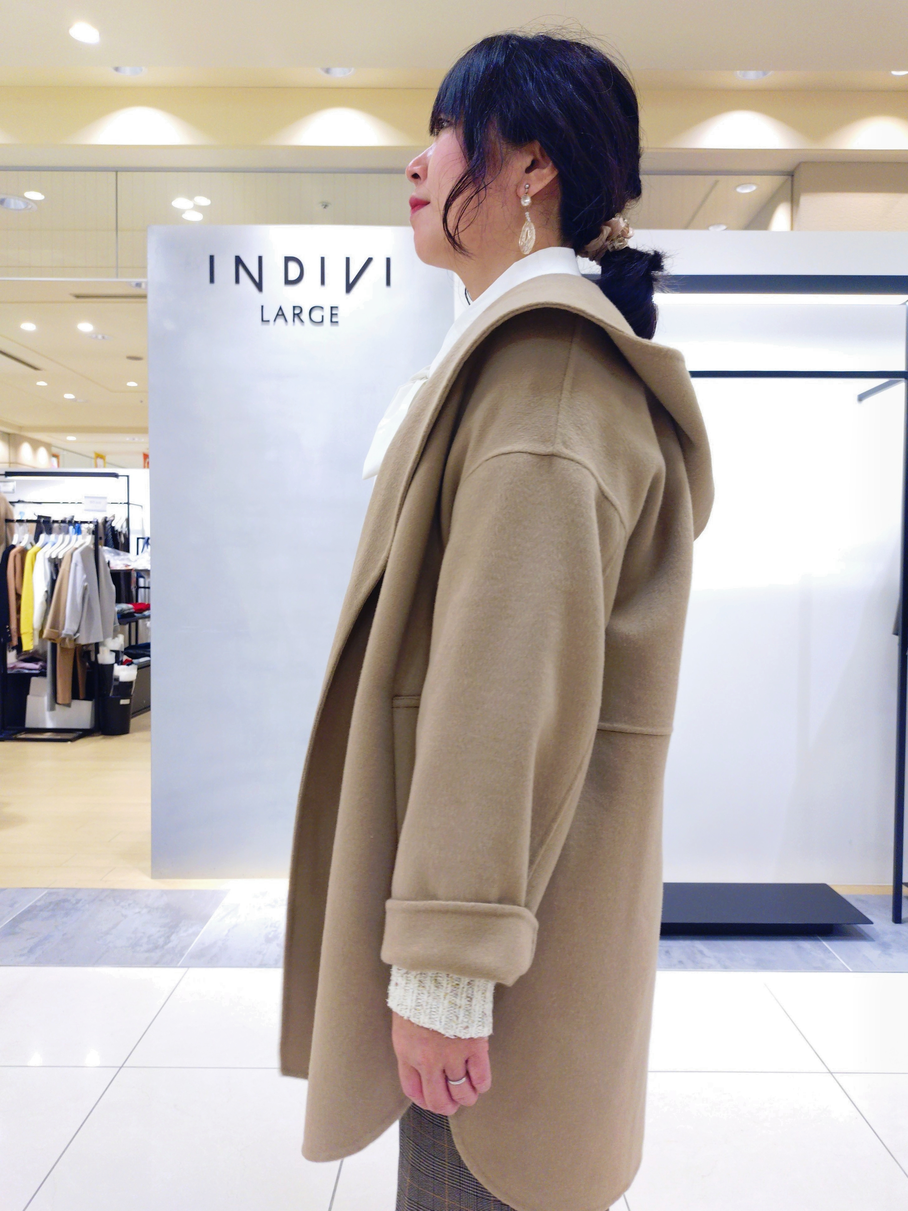 TOMOMIさんの「INDIVI｜【トレンド◎／軽量】カーリーファーポシェットバッグ」を使ったコーディネート