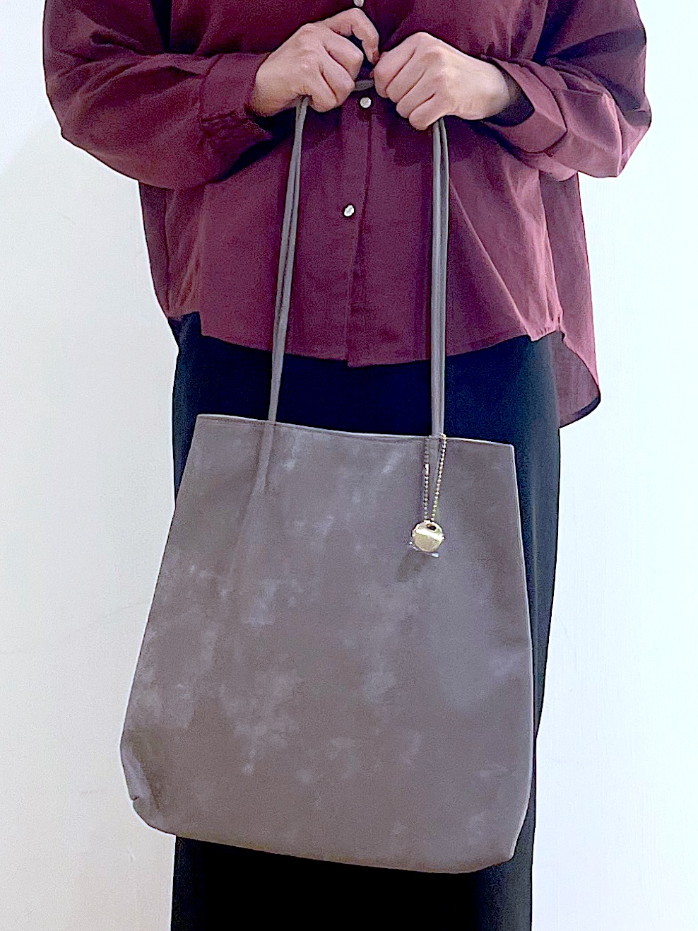 かのさんの「SHOO･LA･RUE｜【洗濯後しわになりにくい/S-LL】こなれ見え ゆるっと キーネック金ボタンポケットシャツ」を使ったコーディネート