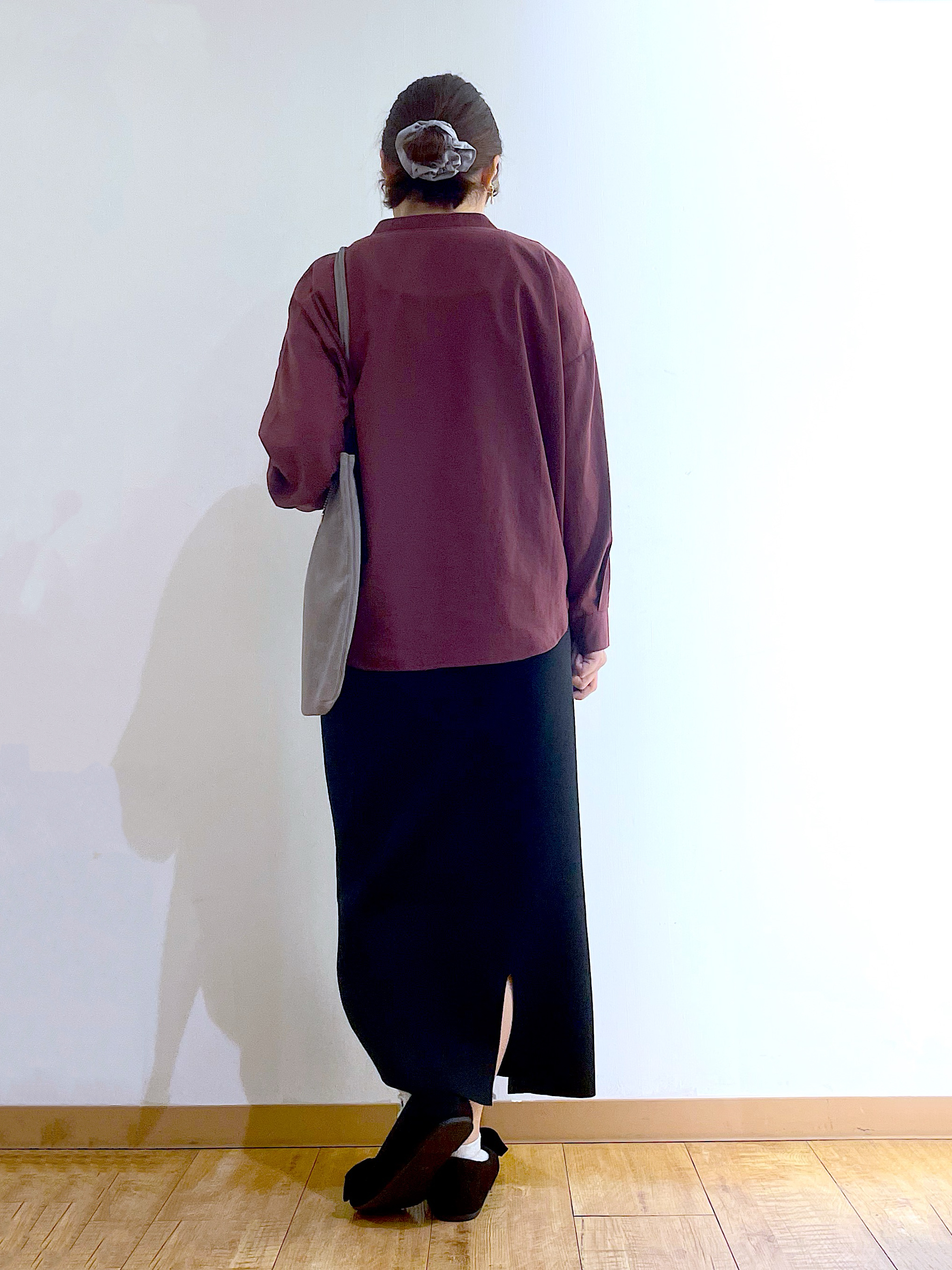 かのさんの「SHOO･LA･RUE｜【洗濯後しわになりにくい/S-LL】こなれ見え ゆるっと キーネック金ボタンポケットシャツ」を使ったコーディネート