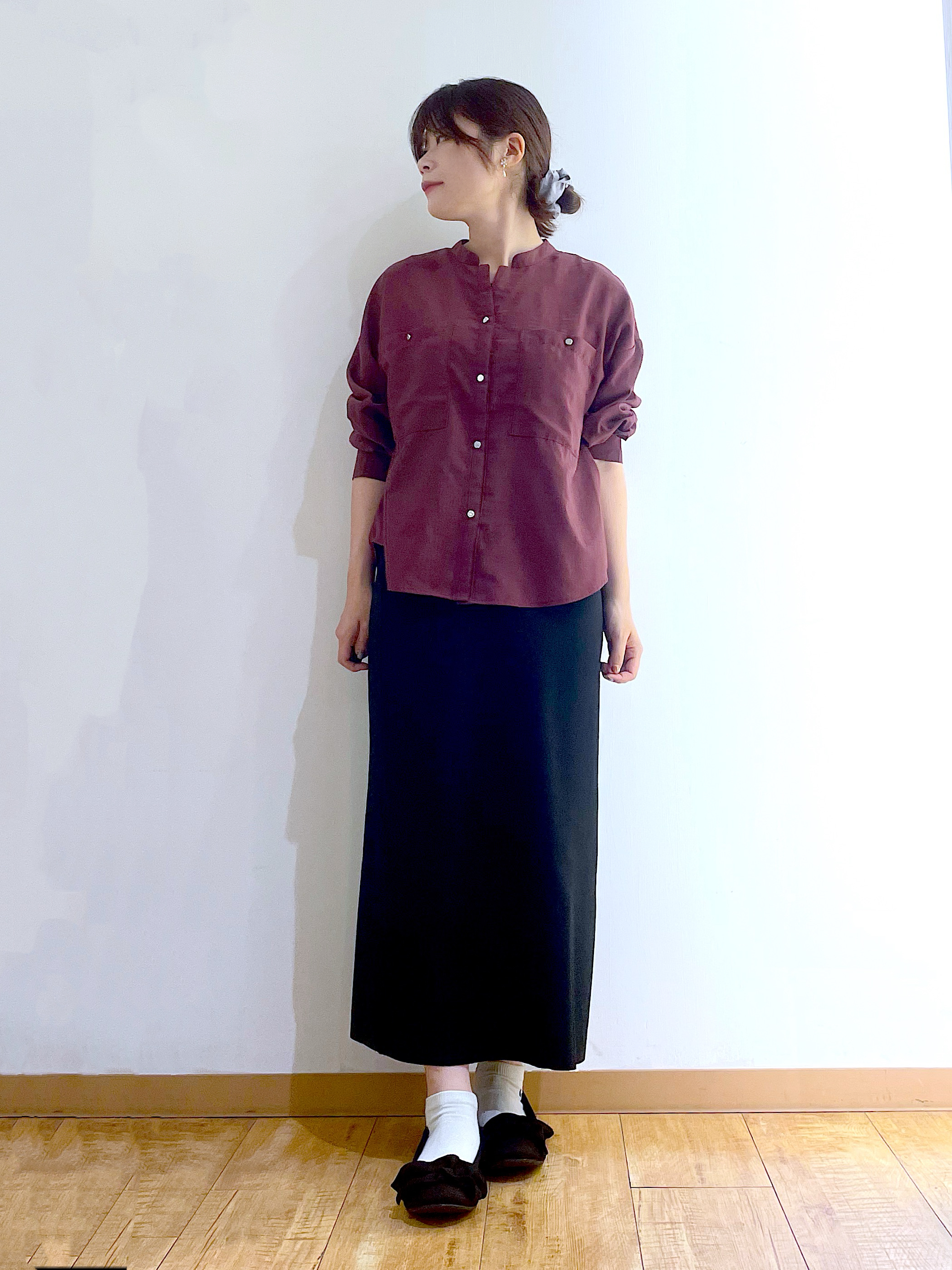かのさんの「SHOO･LA･RUE｜【洗濯後しわになりにくい/S-LL】こなれ見え ゆるっと キーネック金ボタンポケットシャツ」を使ったコーディネート