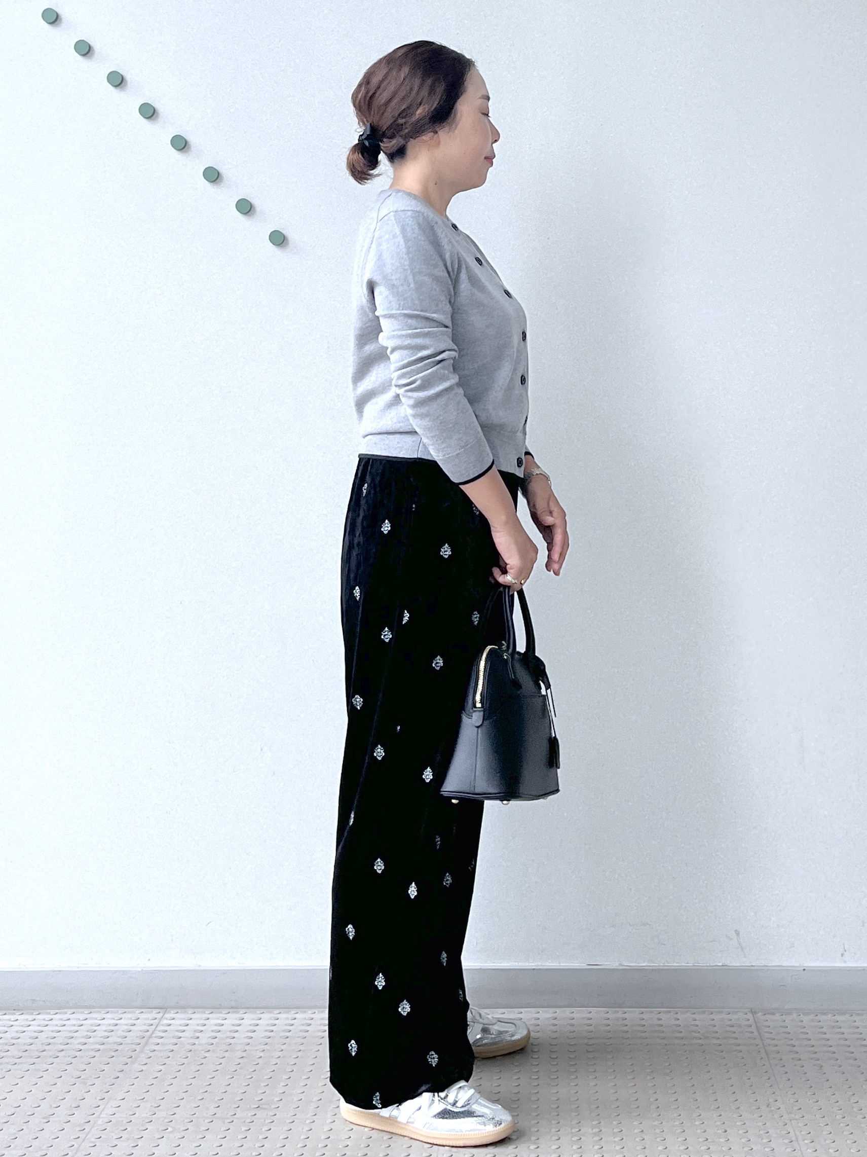 Soeさんの「DRESSTERIOR｜ゼニアバル―ファキャッシュウールクルーネックカーディガン」を使ったコーディネート