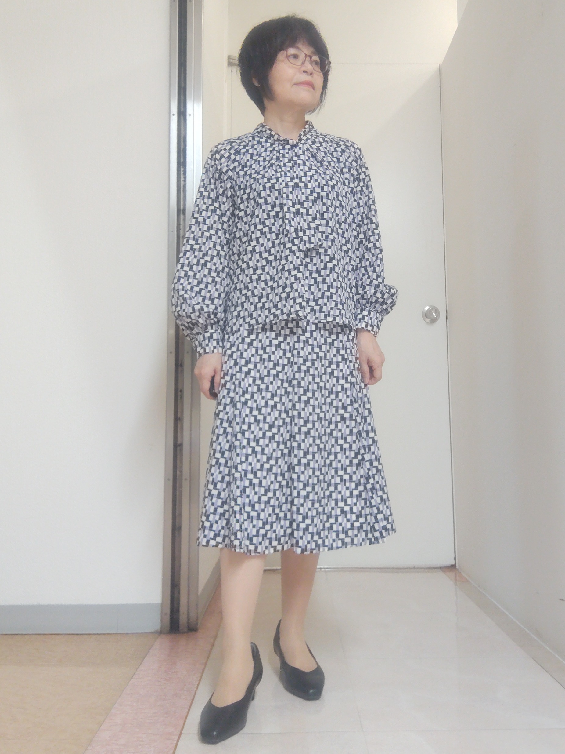 tokuさんの「Reflect｜【SS-4Lサイズ／セットアップ】幾何柄プリント ボウタイデザインブラウス」を使ったコーディネート