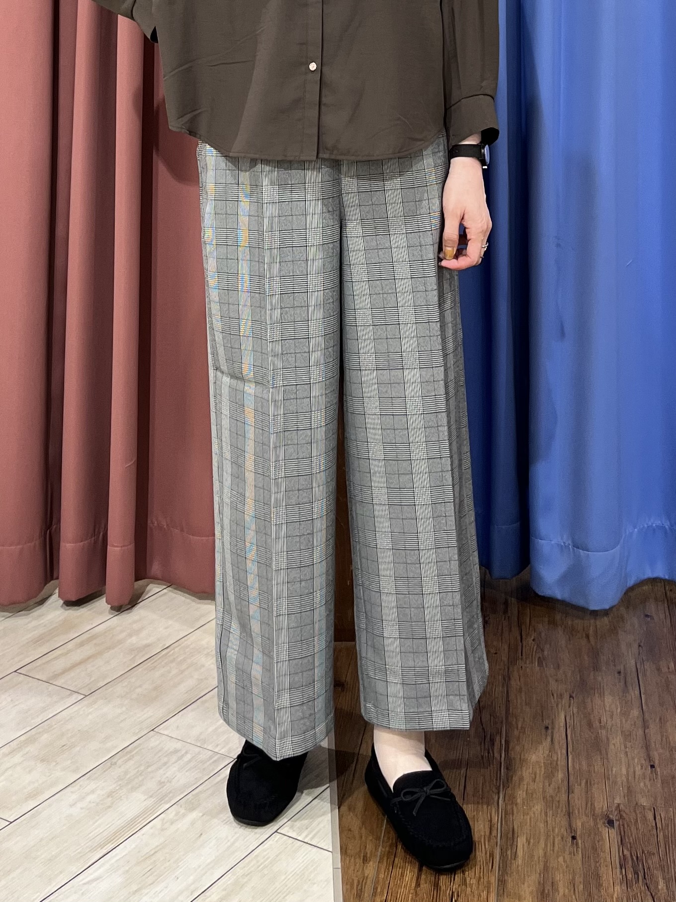 muさんの「SHOO･LA･RUE｜【洗濯後しわになりにくい/S-LL】こなれ見え ゆるっと キーネック金ボタンポケットシャツ」を使ったコーディネート