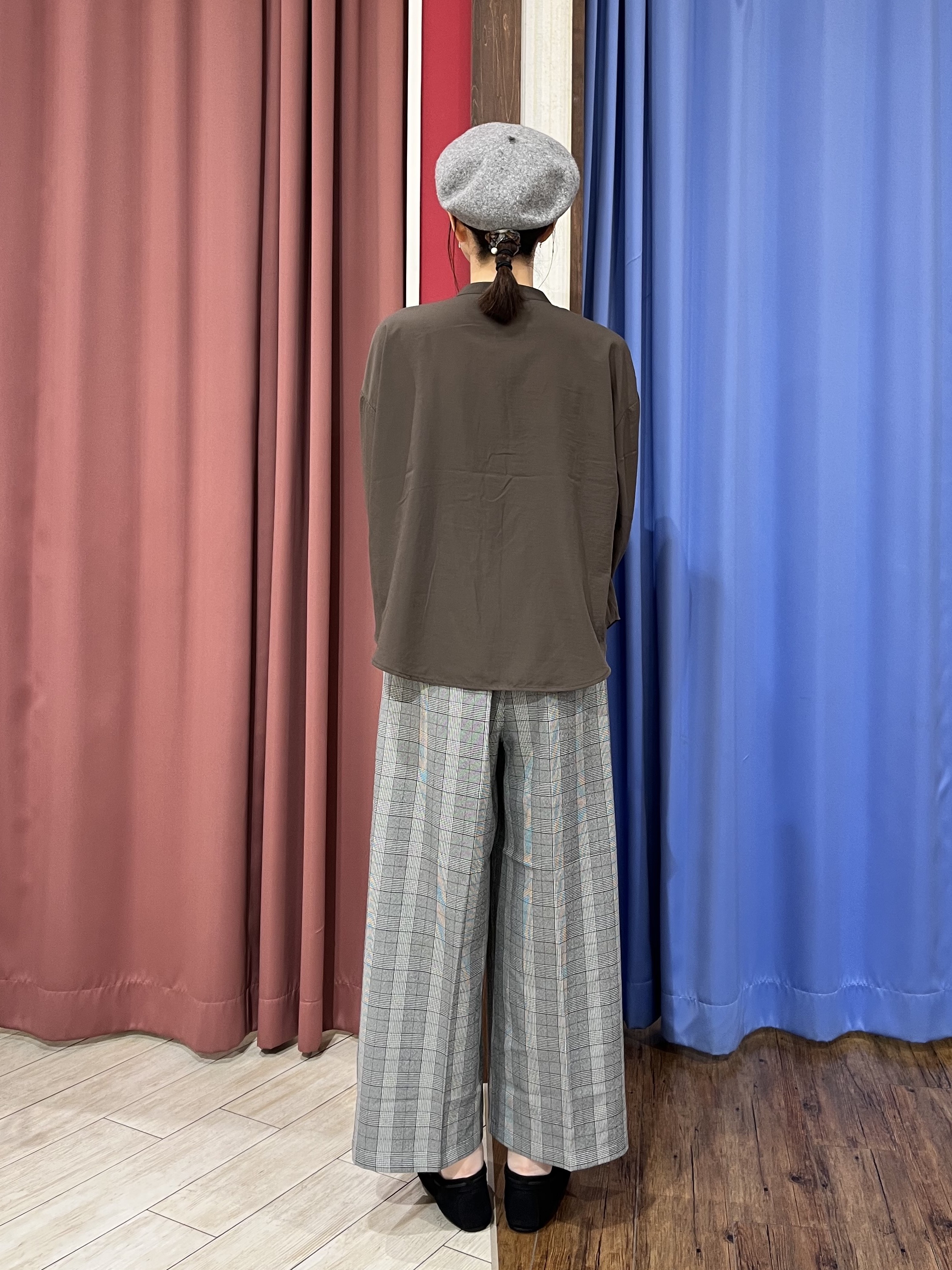 muさんの「SHOO･LA･RUE｜【洗濯後しわになりにくい/S-LL】こなれ見え ゆるっと キーネック金ボタンポケットシャツ」を使ったコーディネート